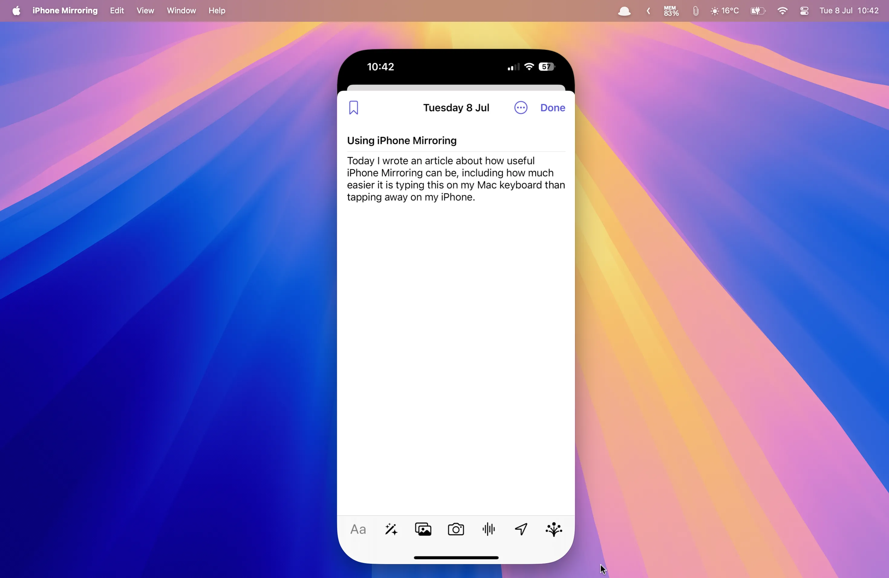 Giao diện ứng dụng Journal của Apple đang hiển thị một mục nhật ký, được sử dụng qua iPhone Mirroring trên máy Mac, cho phép nhập liệu bằng bàn phím vật lý.