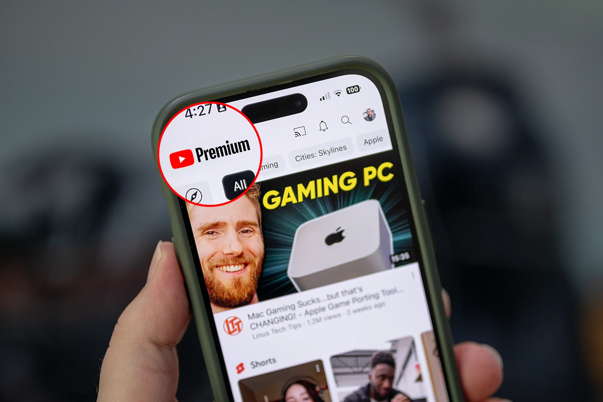 Giao diện YouTube Premium trên iPhone hiển thị tùy chọn tải video xuống