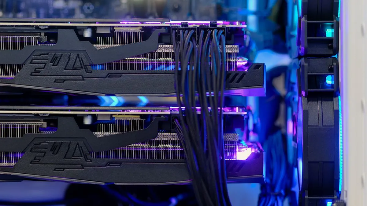 Hai card đồ họa được lắp đặt trong máy tính PC, có đèn RGB