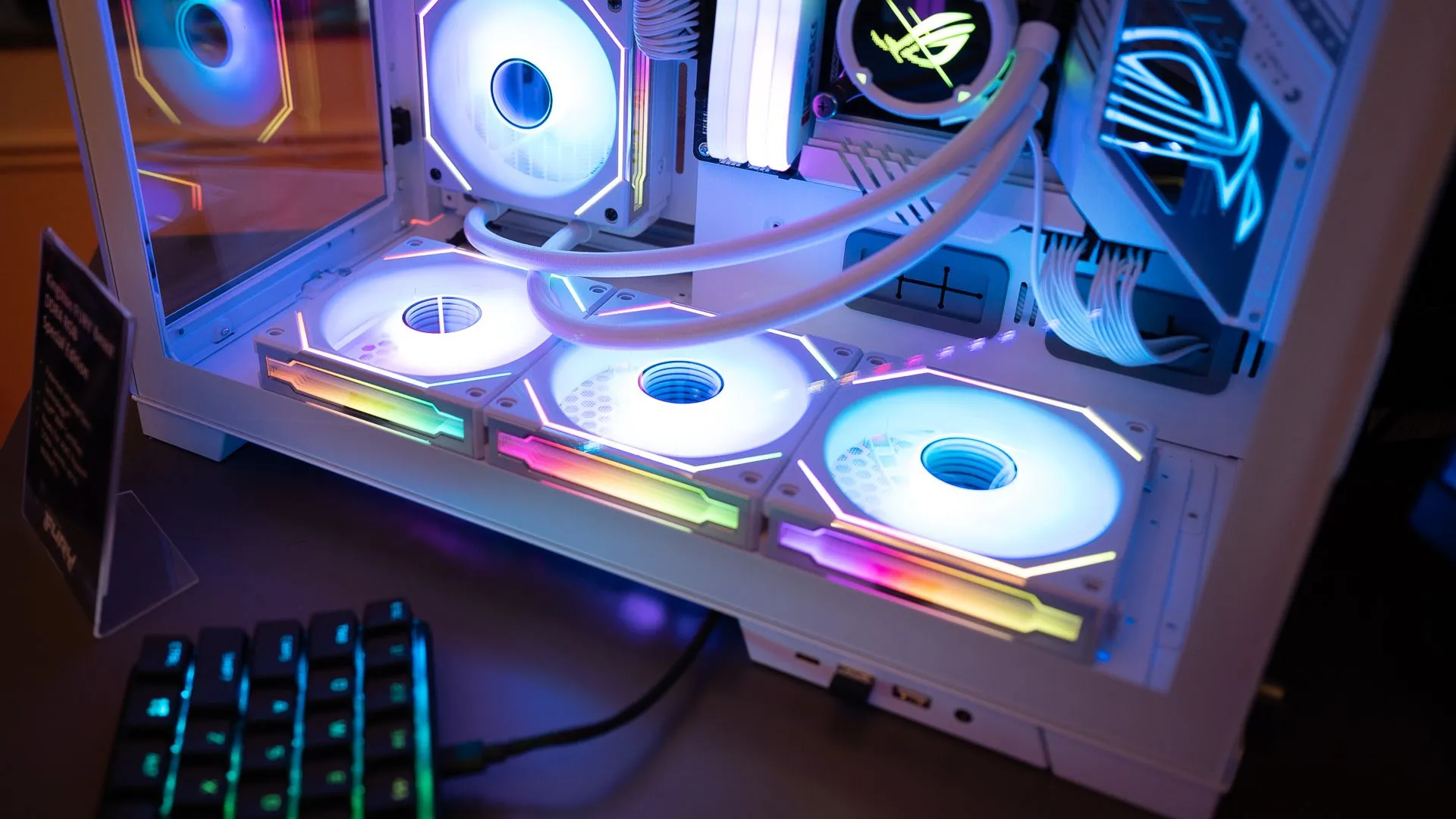 Hệ thống quạt RGB bên trong máy tính chơi game tự lắp ráp, thể hiện khả năng cá nhân hóa