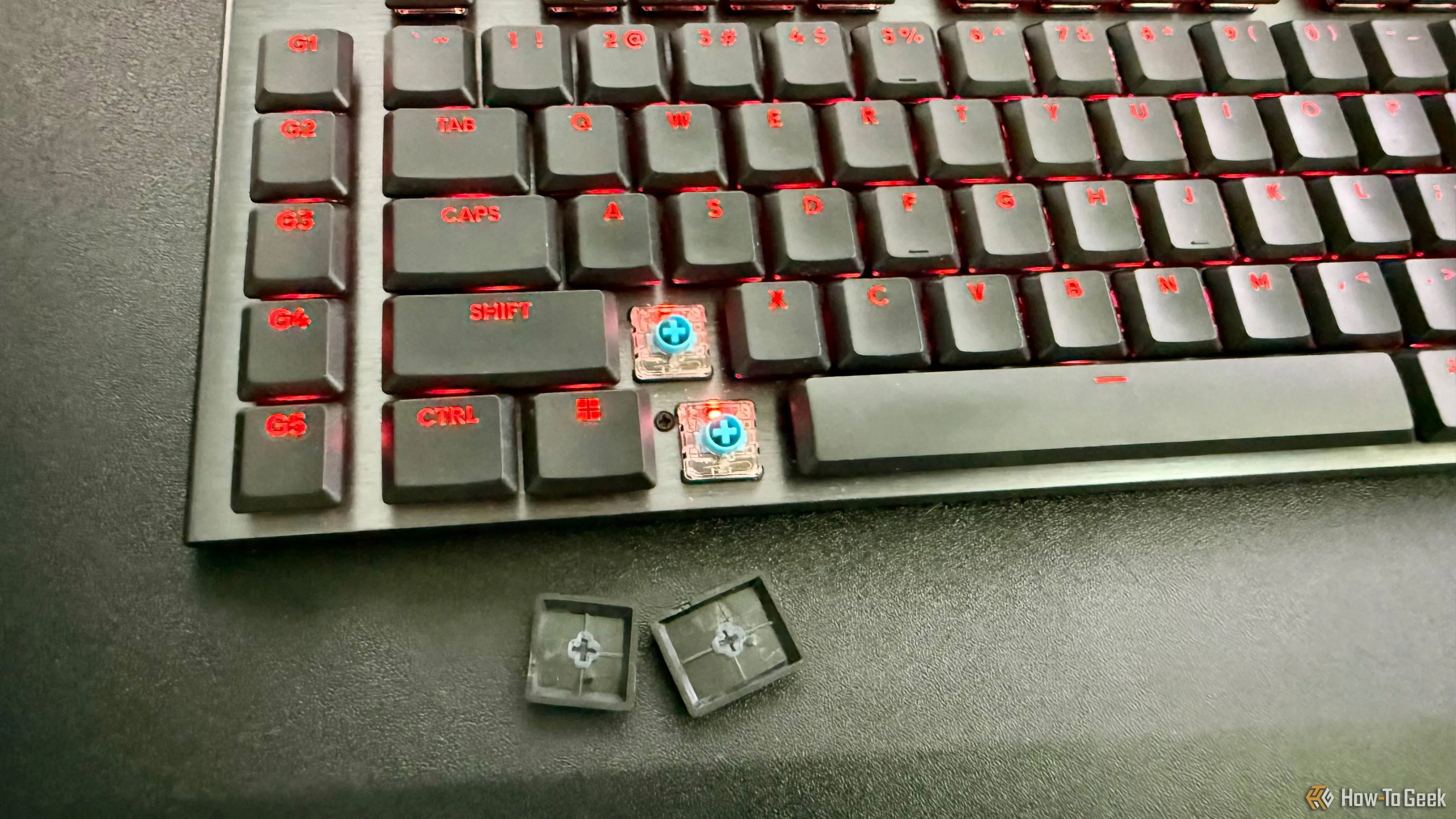 Hình ảnh cận cảnh keycap PBT double-shot và switch GL low-profile trên bàn phím Logitech G915 X Lightspeed