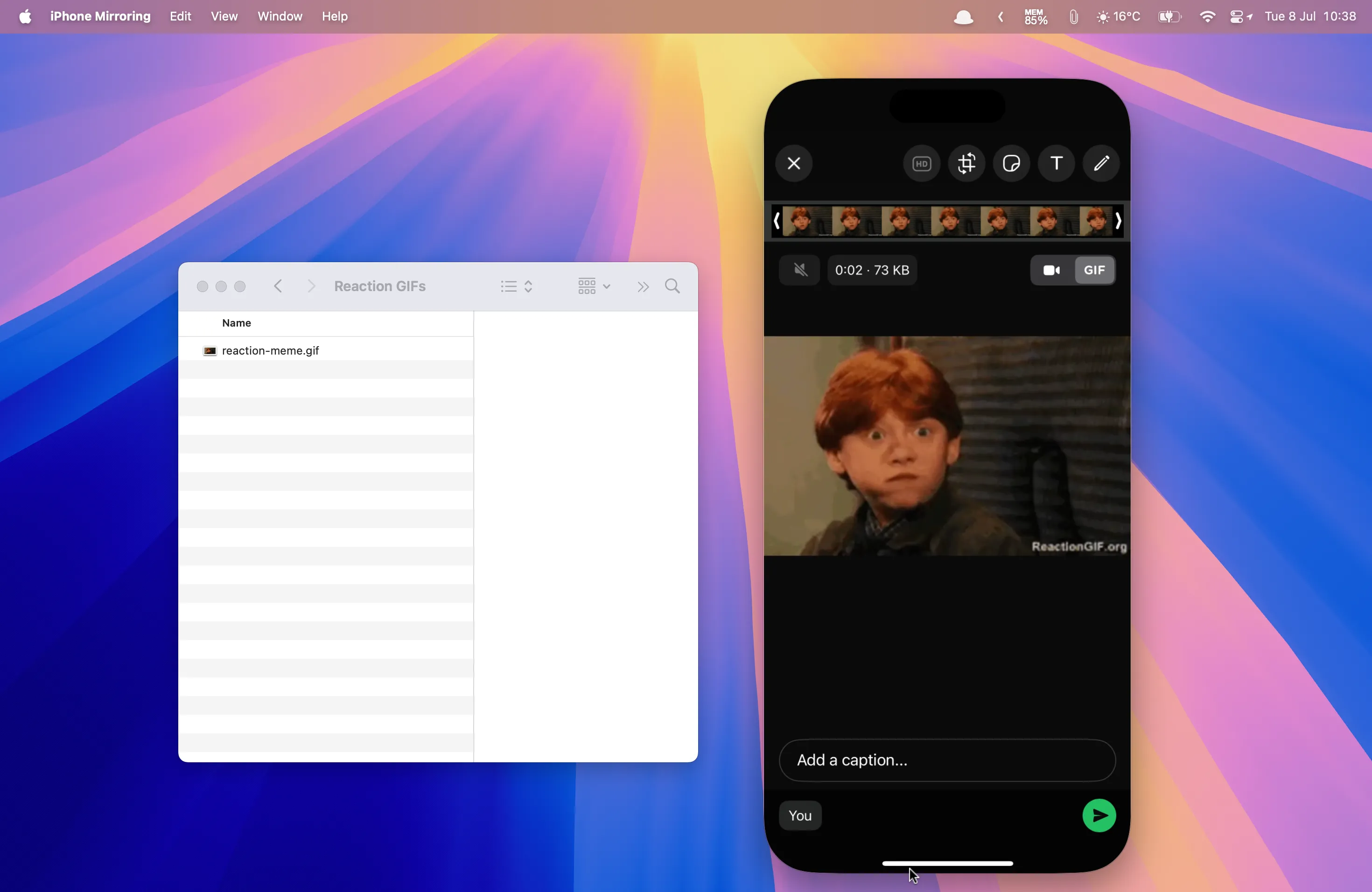 Hình ảnh động GIF được kéo thả trực tiếp từ thư mục Mac vào ứng dụng WhatsApp di động đang chạy trên iPhone Mirroring, thể hiện tính năng chuyển file dễ dàng.