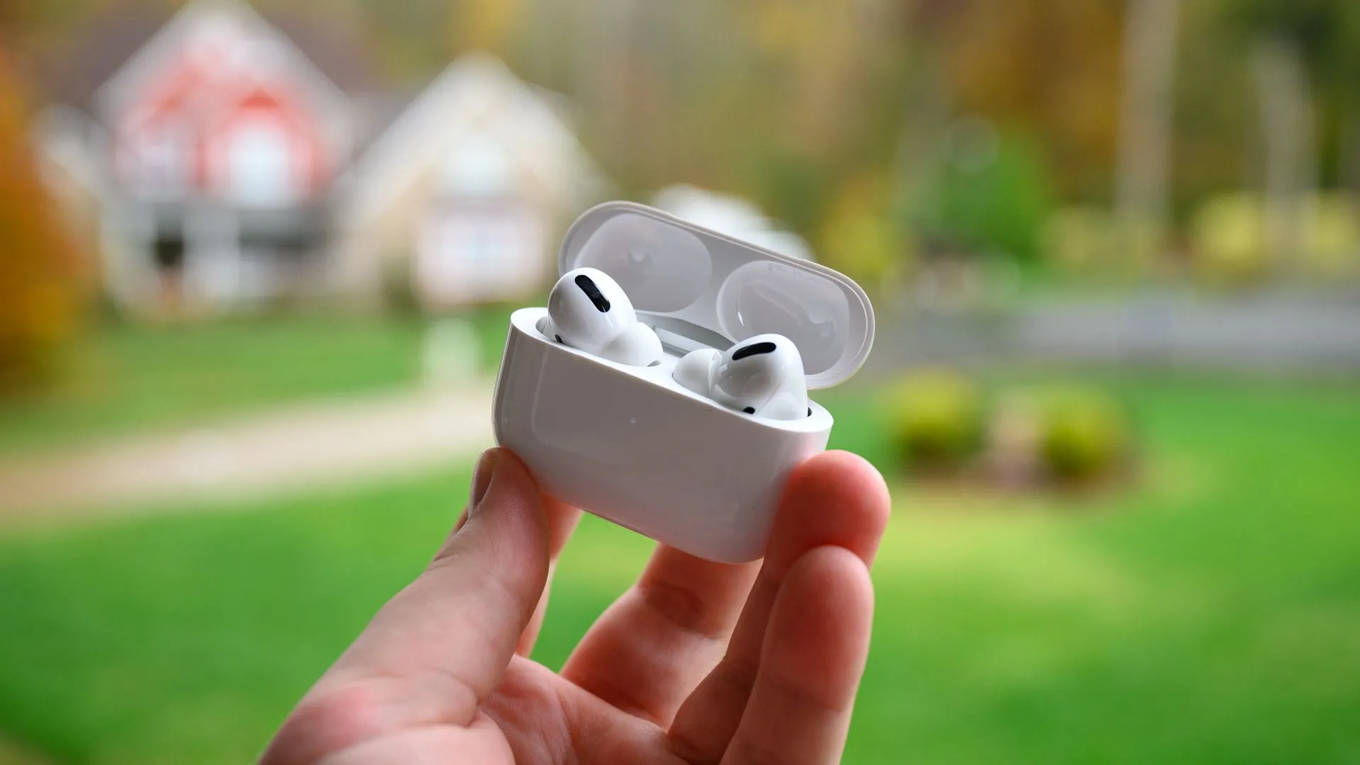 Hộp sạc tai nghe Apple đang mở hé cho thấy thiết kế bên trong