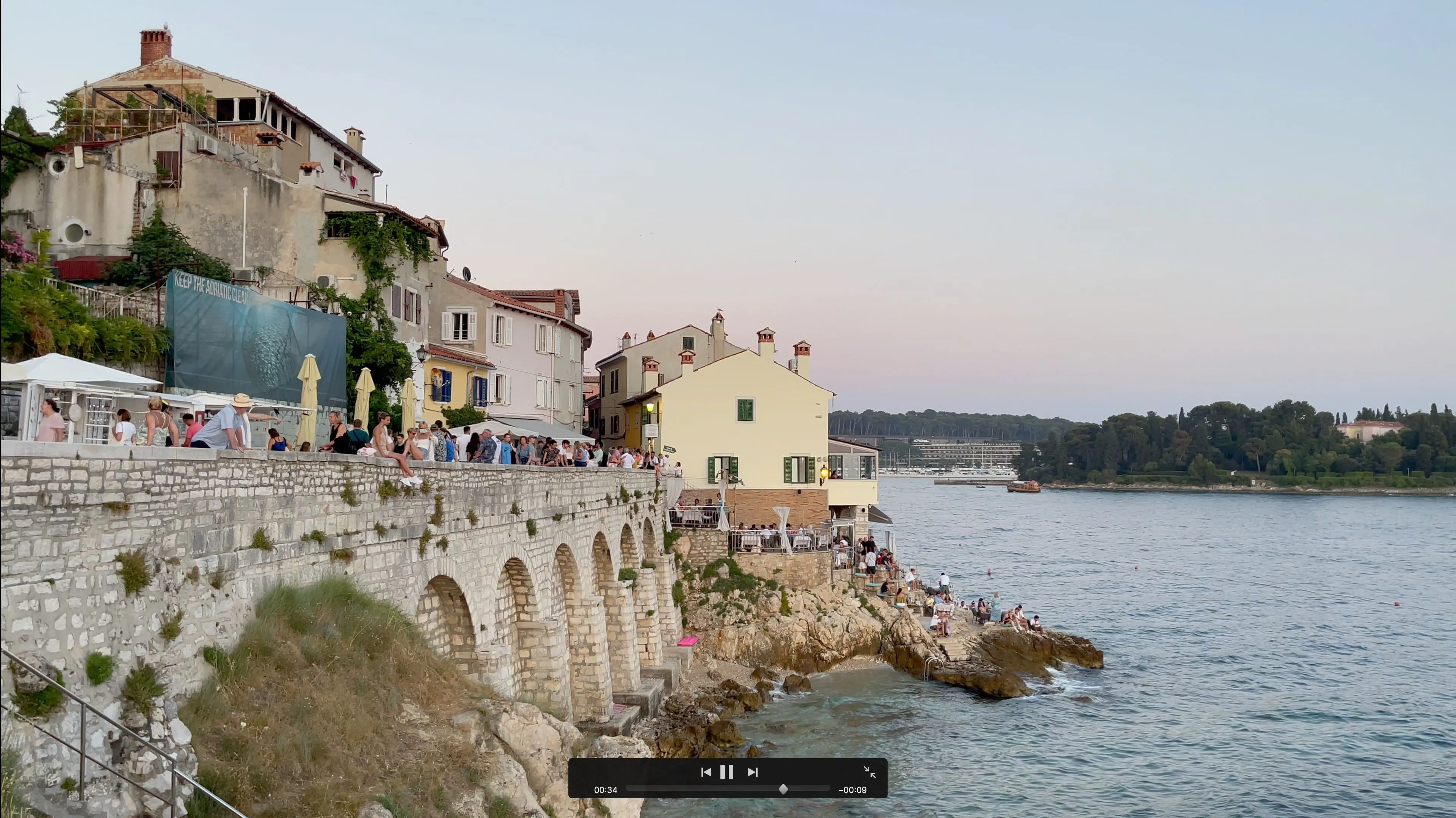 iMovie trên macOS Sequoia hiển thị chế độ xem trước trailer toàn màn hình với các điều khiển media.