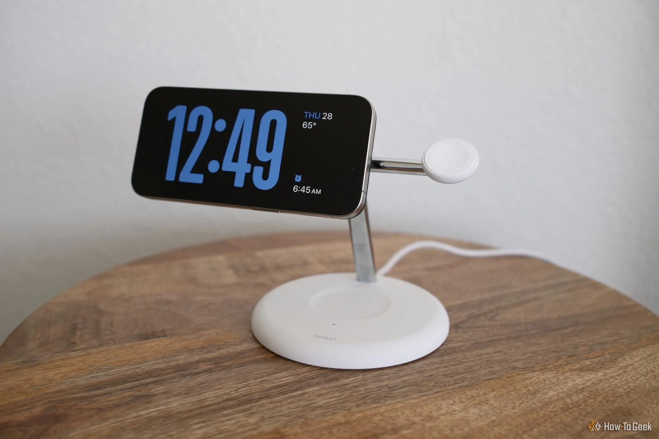 iPhone hiển thị chế độ StandBy khi sạc trên Belkin BoostCharge Pro Qi2, thể hiện khả năng điều chỉnh góc