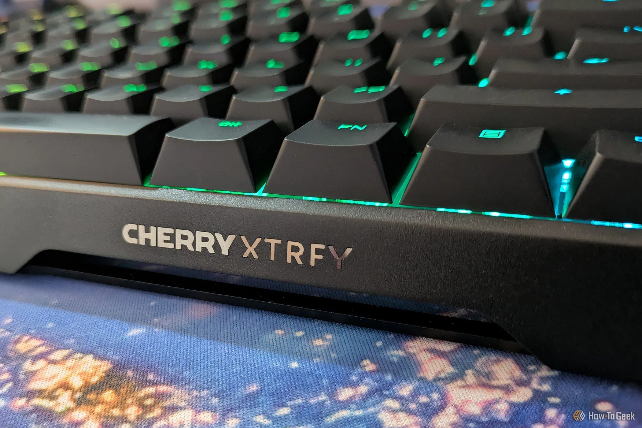 Logo CHERRY XTRFY được khắc tinh tế trên cạnh bên của bàn phím cơ MX 3.1