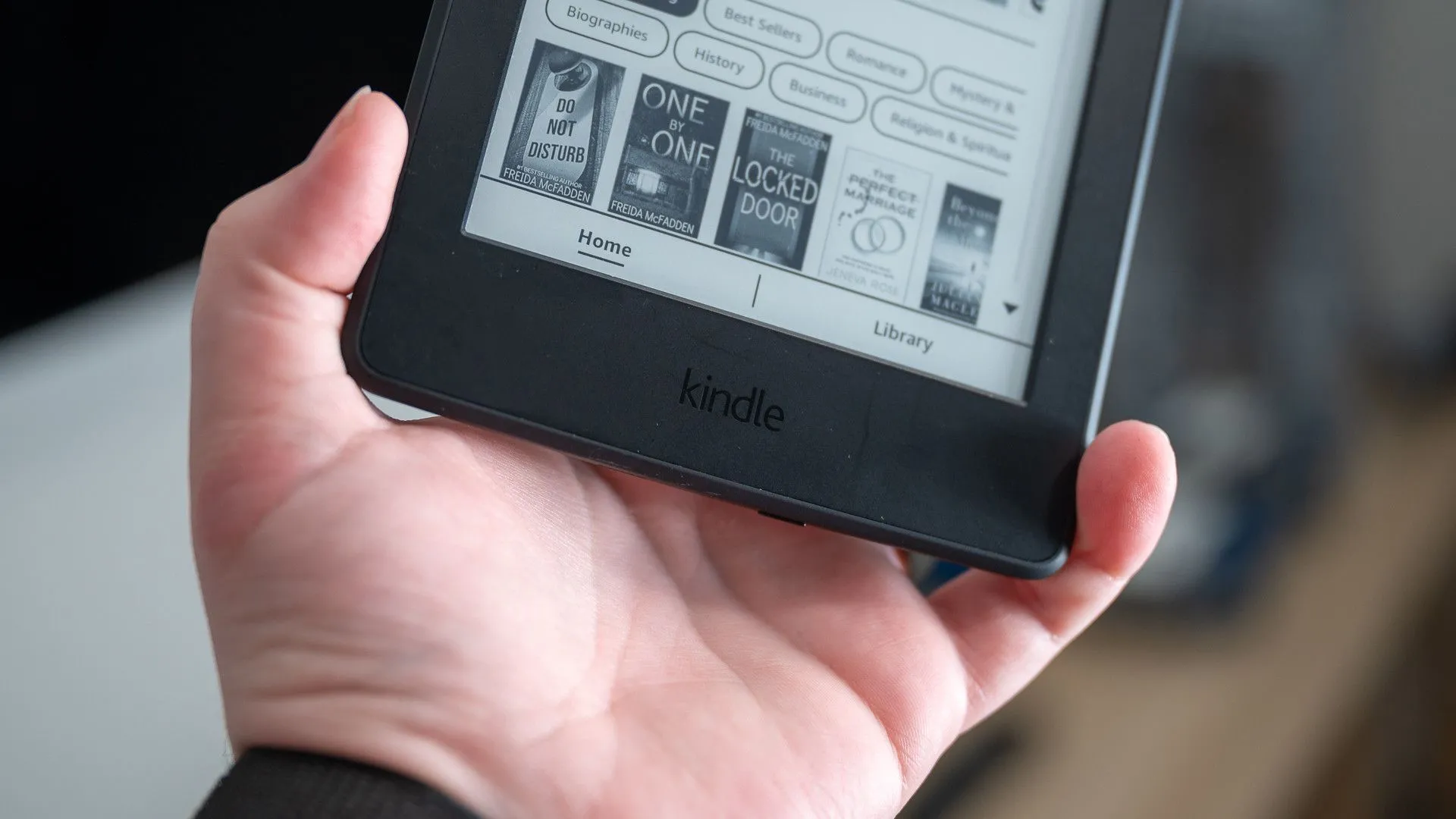 Logo Kindle trên mặt trước của Kindle Paperwhite 2015