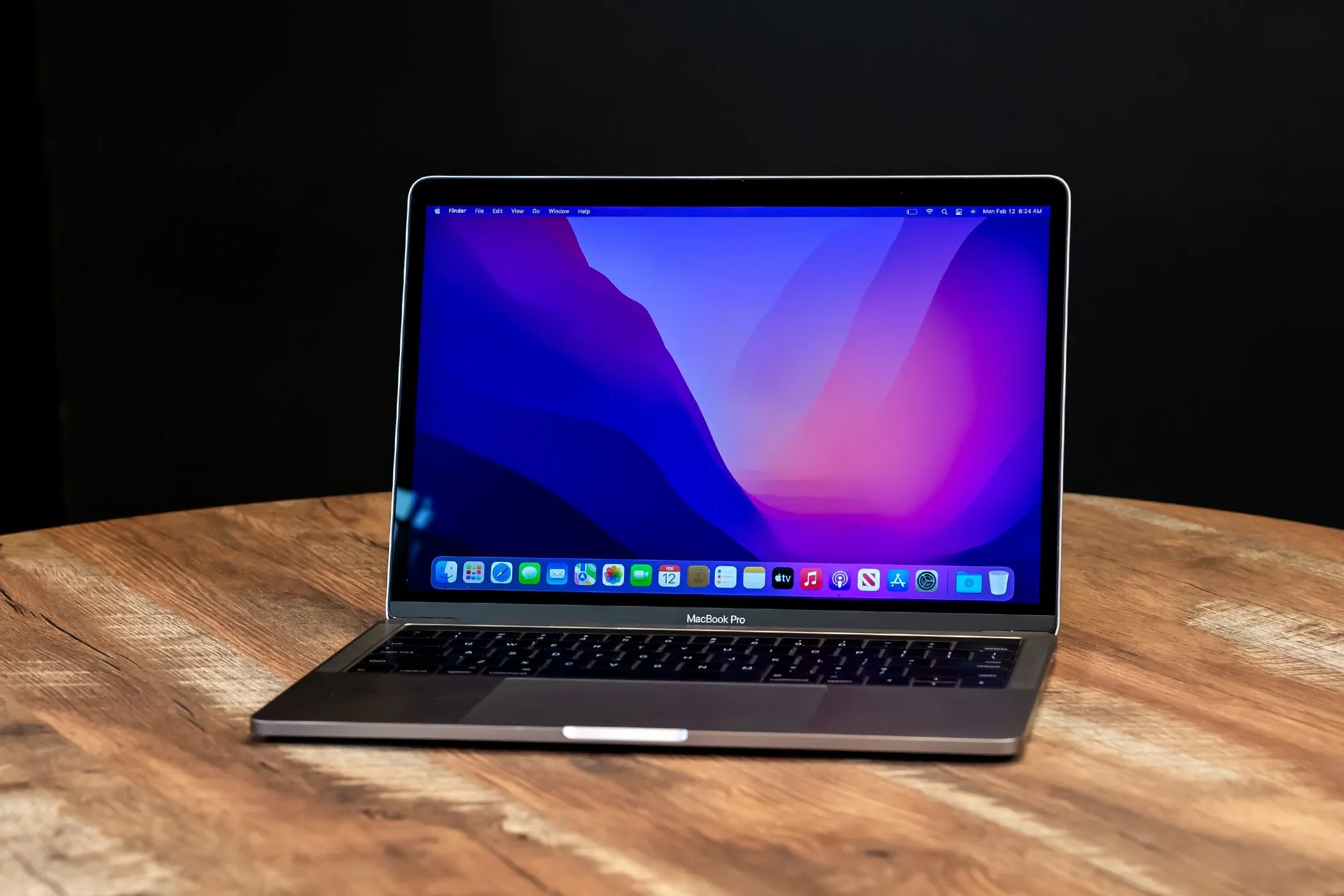 MacBook Pro M3 14 inch màu xám không gian trên bàn gỗ.
