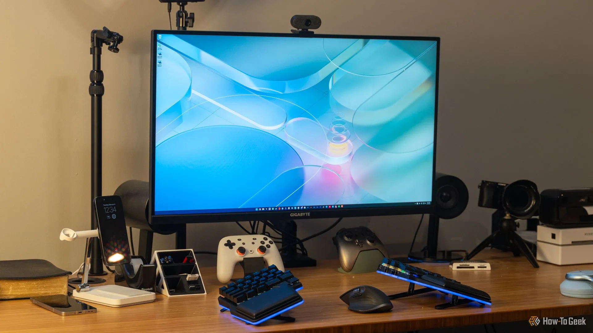 Màn hình 16:9 truyền thống với bàn phím và phụ kiện, gợi ý sự chuyển đổi từ ultrawide.