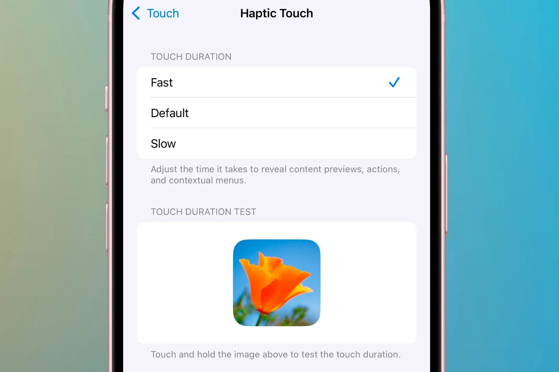 Màn hình cài đặt Haptic Touch trên iPhone, minh họa cách lựa chọn cường độ phản hồi cảm ứng.