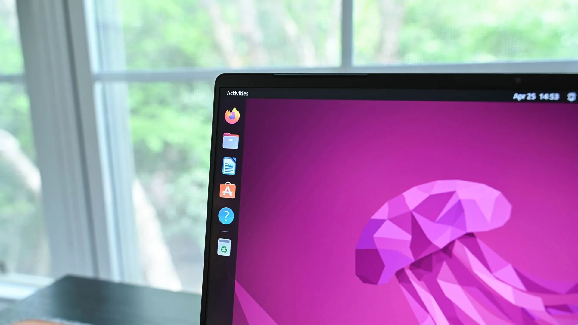 Màn hình desktop của hệ điều hành Ubuntu với giao diện sạch sẽ và logo Ubuntu quen thuộc, thể hiện phiên bản Linux