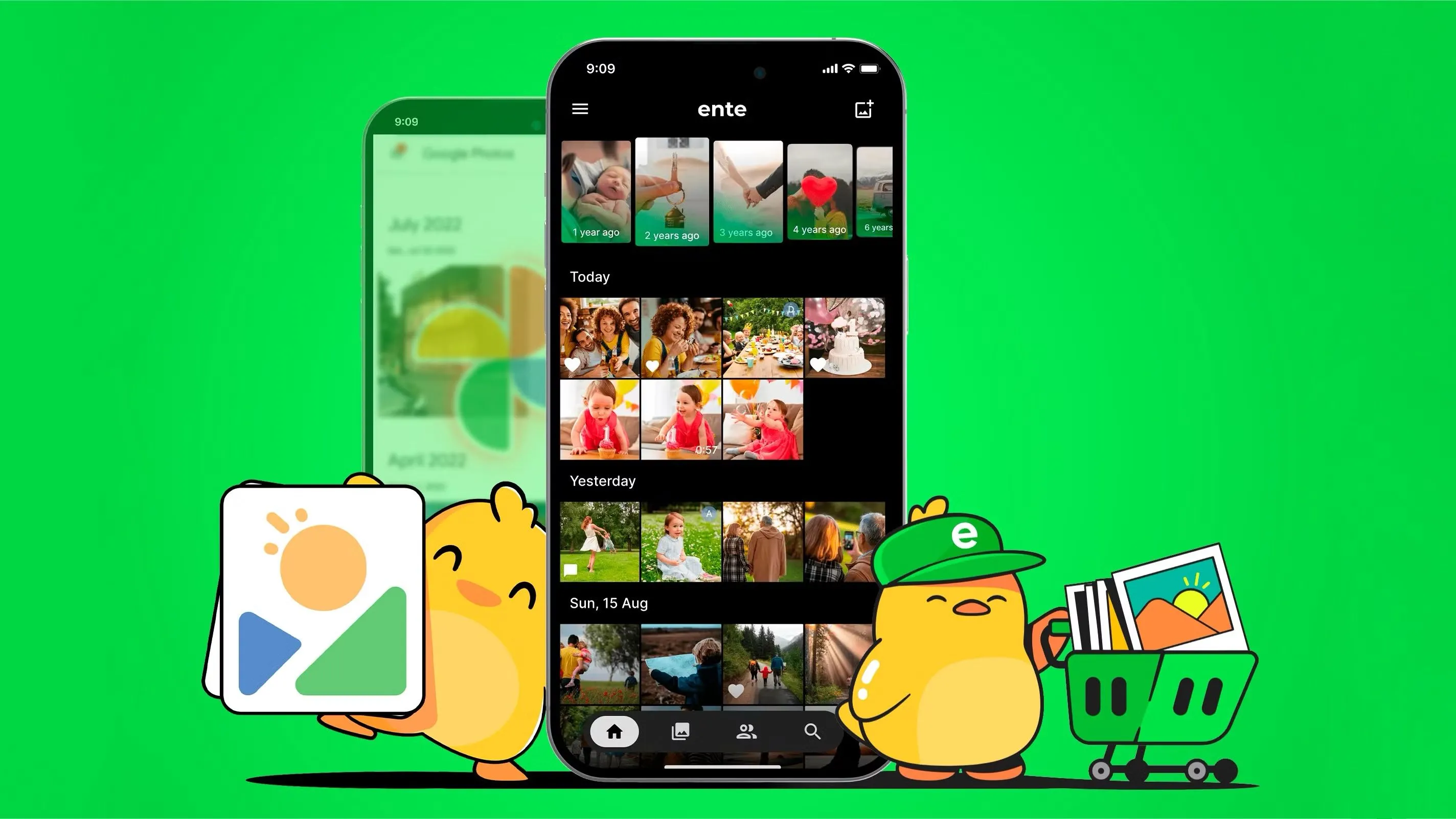 Màn hình điện thoại hiển thị ứng dụng Ente Photos với linh vật của nó, và Google Photos mờ ở hậu cảnh, minh họa giải pháp thay thế mã nguồn mở.