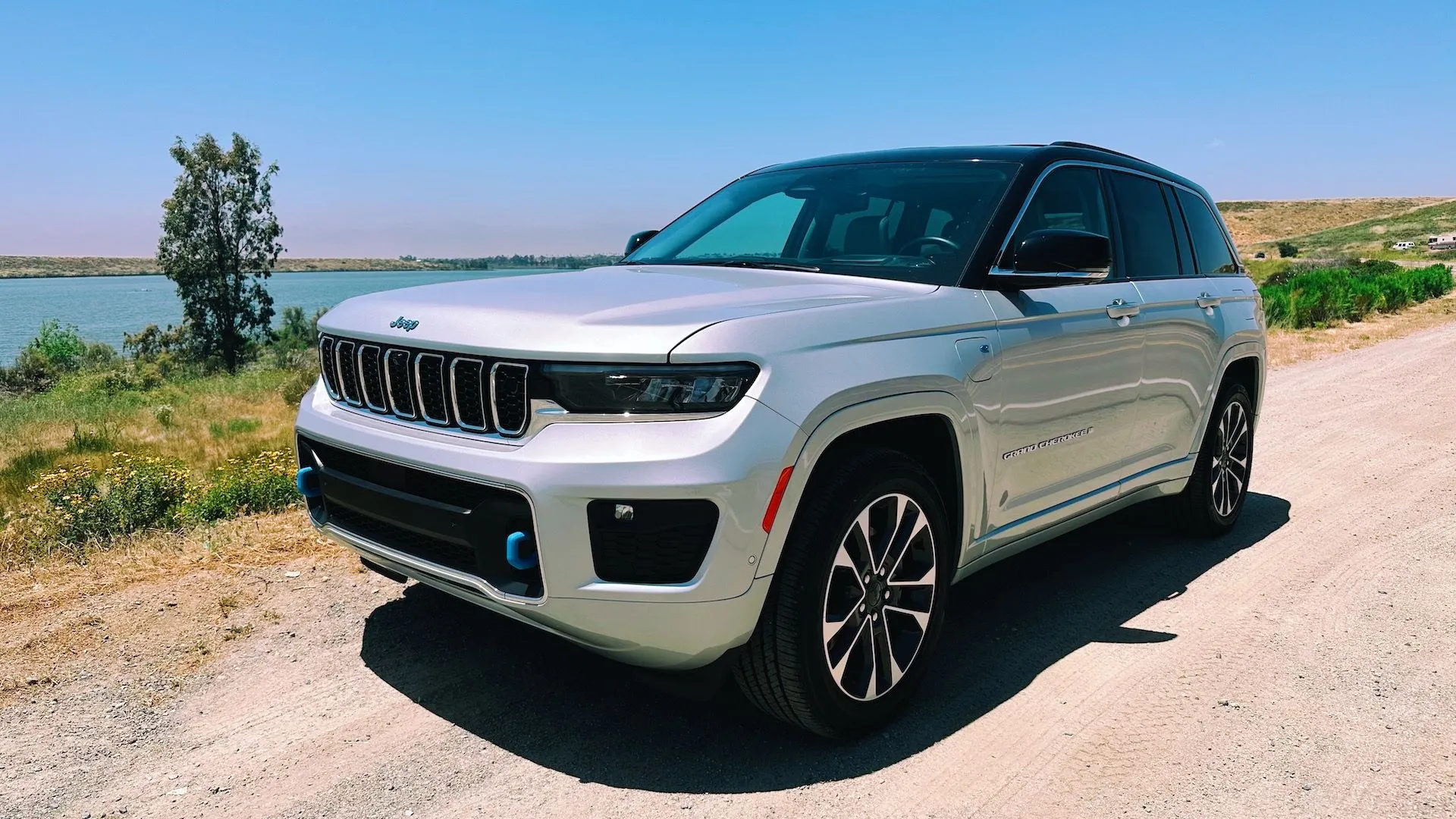 Màn hình giải trí trong xe Jeep hiển thị quảng cáo pop-up về việc gia hạn bảo hành, cho thấy sự tích hợp quảng cáo vào hệ thống xe