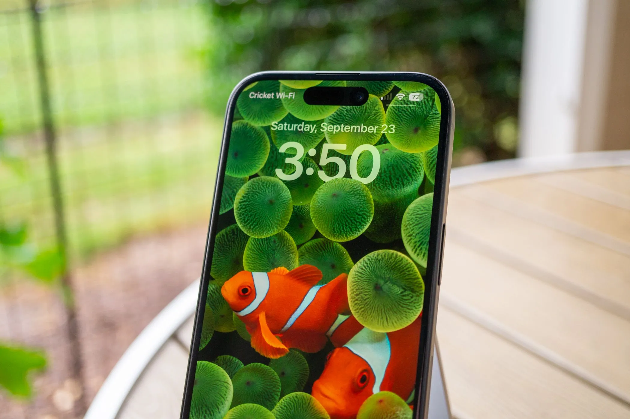 Màn hình khóa iPhone 15 hiển thị các thông báo.