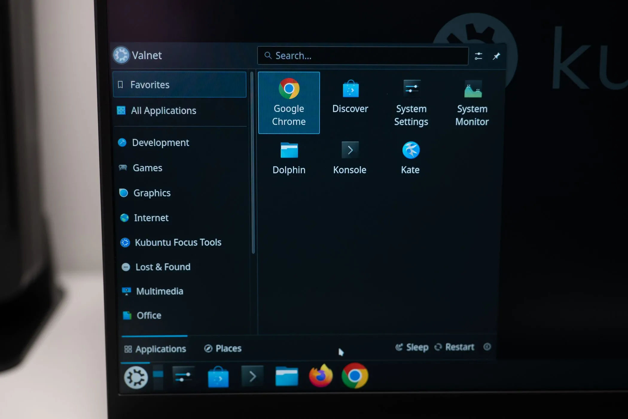 Màn hình khởi chạy ứng dụng trên laptop Kubuntu Focus Ir16 Gen 2, hiển thị đa dạng các ứng dụng thay thế sẵn có trên Linux.