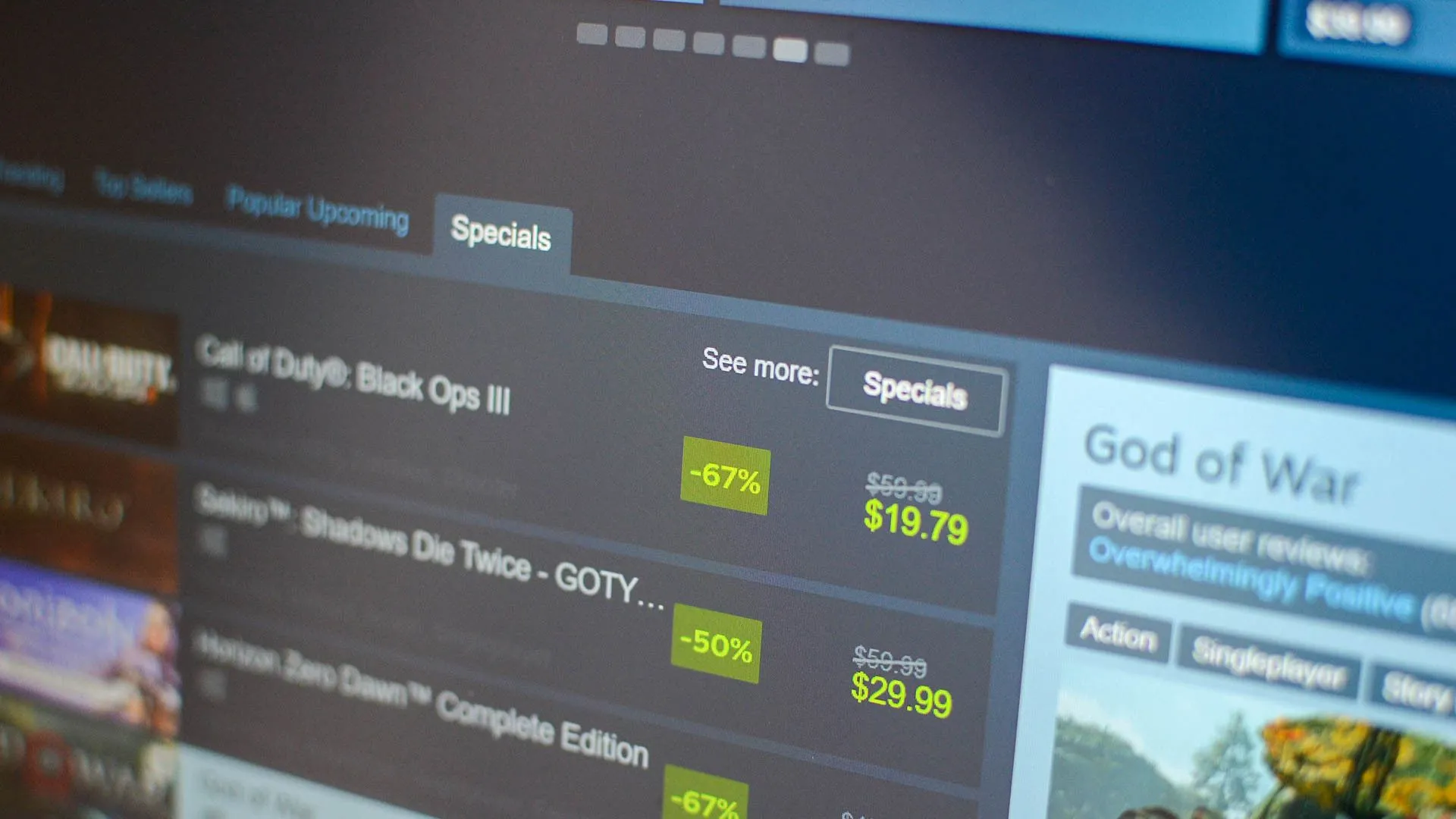 Màn hình máy tính hiển thị các chương trình giảm giá game trên Steam.