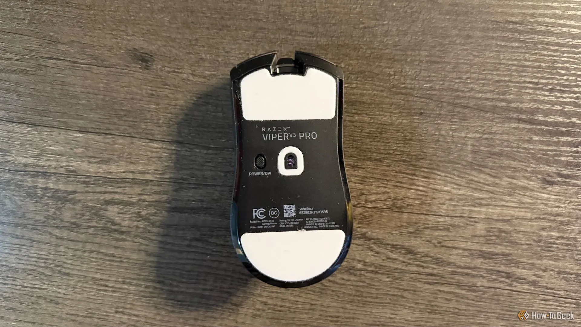 Mặt dưới của chuột Razer Viper V3 Pro, rõ ràng hai feet chuột lớn và nút chuyển đổi DPI/nguồn.