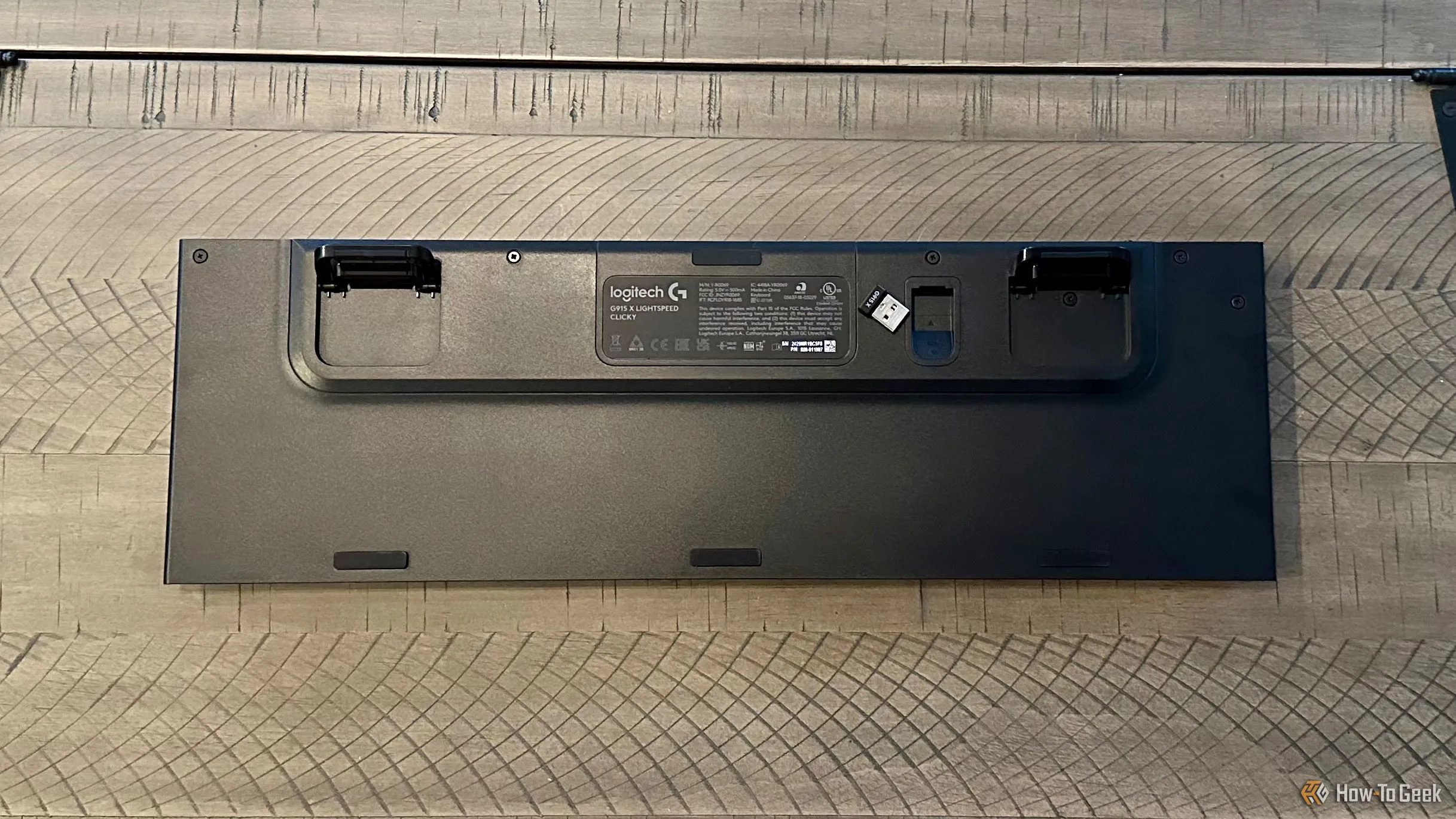 Mặt sau bàn phím Logitech G915 X Lightspeed với chân đế điều chỉnh và khoang chứa USB receiver Lightspeed