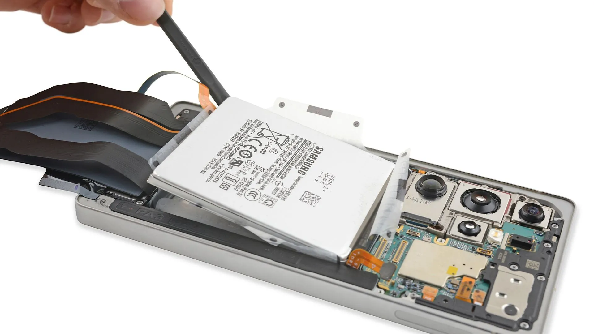 Mặt sau của điện thoại Samsung Galaxy S25 Ultra màu đen với cụm camera nổi bật, thể hiện thiết kế của thiết bị