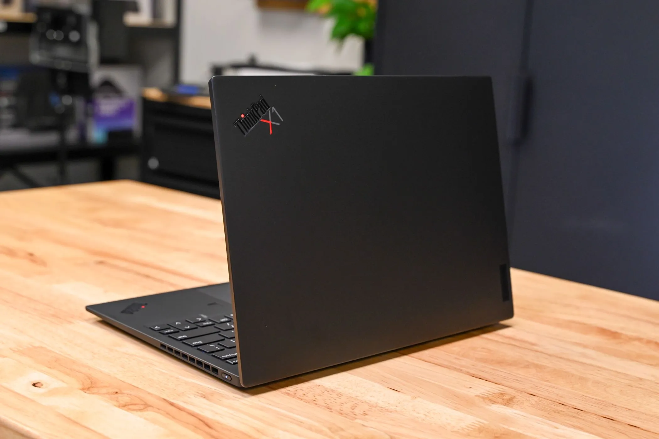 Mặt sau của laptop Lenovo ThinkPad X1 Nano Gen 3 đang mở, biểu tượng của thiết kế vượt thời gian trong ngành công nghệ