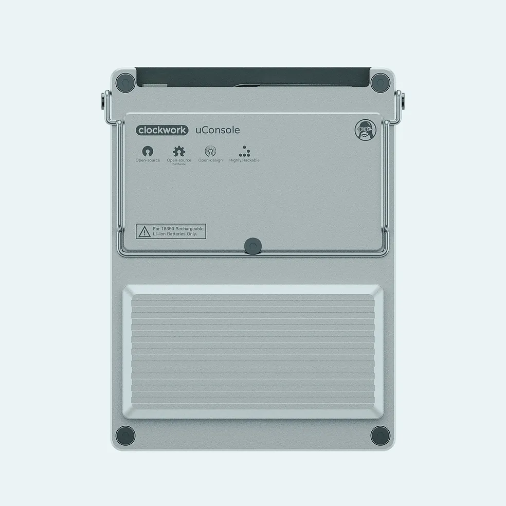Mặt sau của thiết bị uConsole từ ClockworkPi, cho thấy các cổng kết nối.