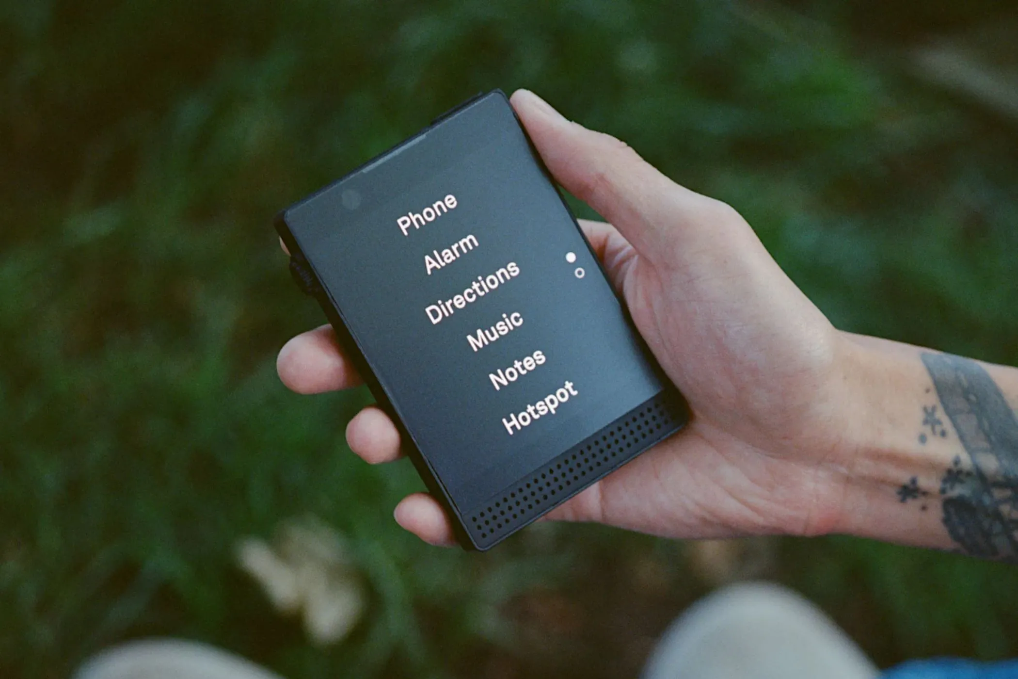 Mẫu điện thoại tối giản Light Phone 3 với màn hình đơn sắc.
