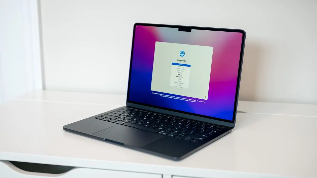 Mẫu MacBook Air M2 2022 màu Midnight, thể hiện thiết kế mỏng nhẹ đặc trưng của Apple.