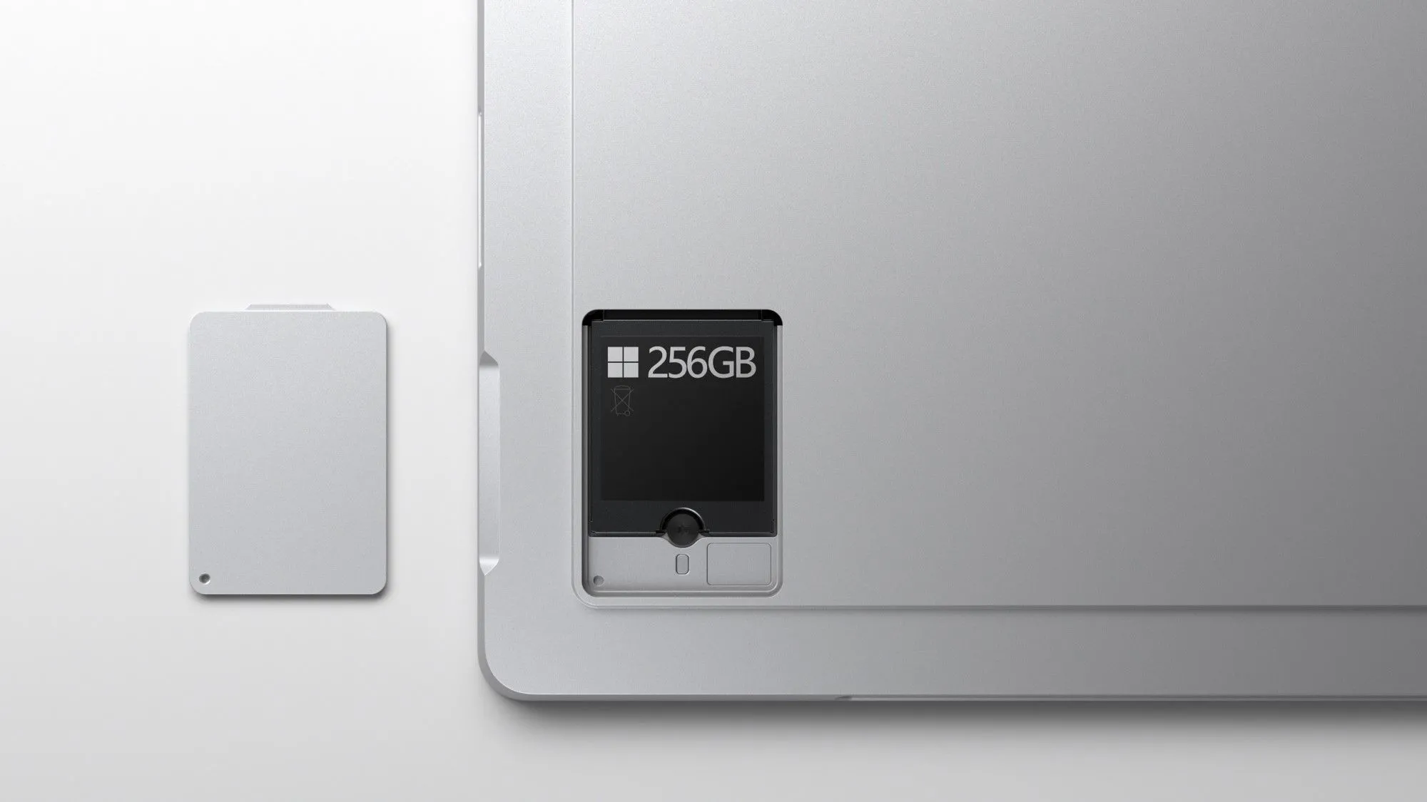 Máy tính bảng Microsoft Surface với nắp đậy ổ cứng SSD đã được tháo rời, cho thấy khả năng nâng cấp bộ nhớ dễ dàng