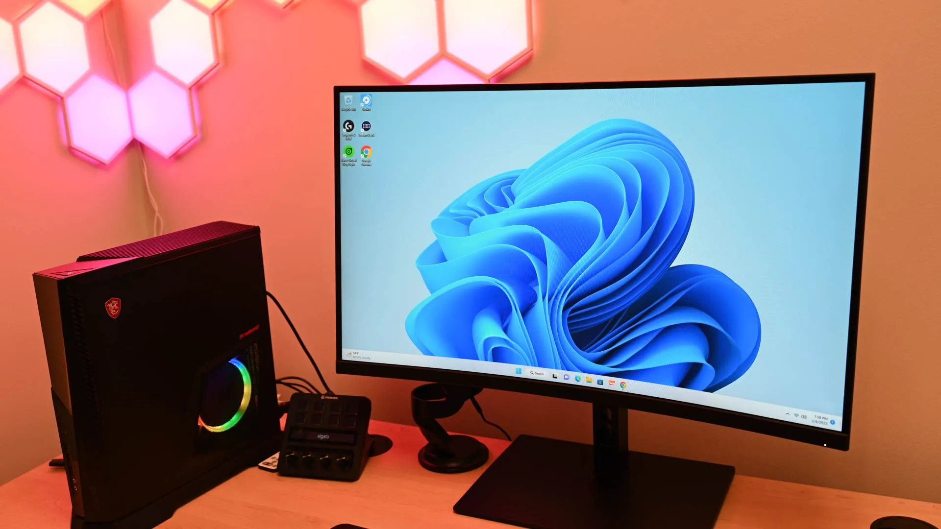 Máy tính chạy Windows 11 đặt trên bàn làm việc, thể hiện môi trường sử dụng thường ngày và vấn đề hiệu suất.