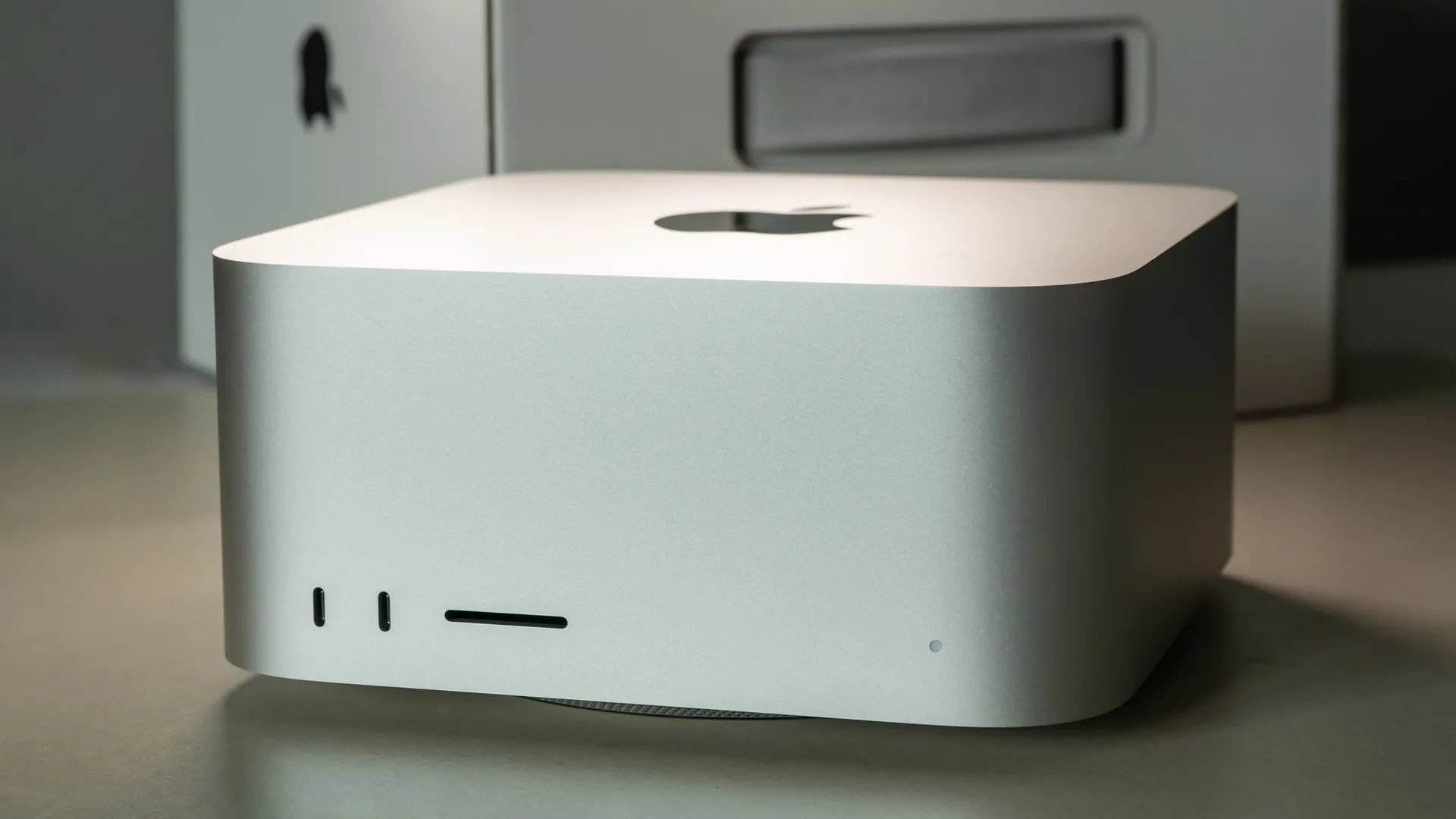 Máy tính Mac Studio trên bàn làm việc, thể hiện thiết kế khối lập phương mạnh mẽ và khả năng tản nhiệt hiệu quả