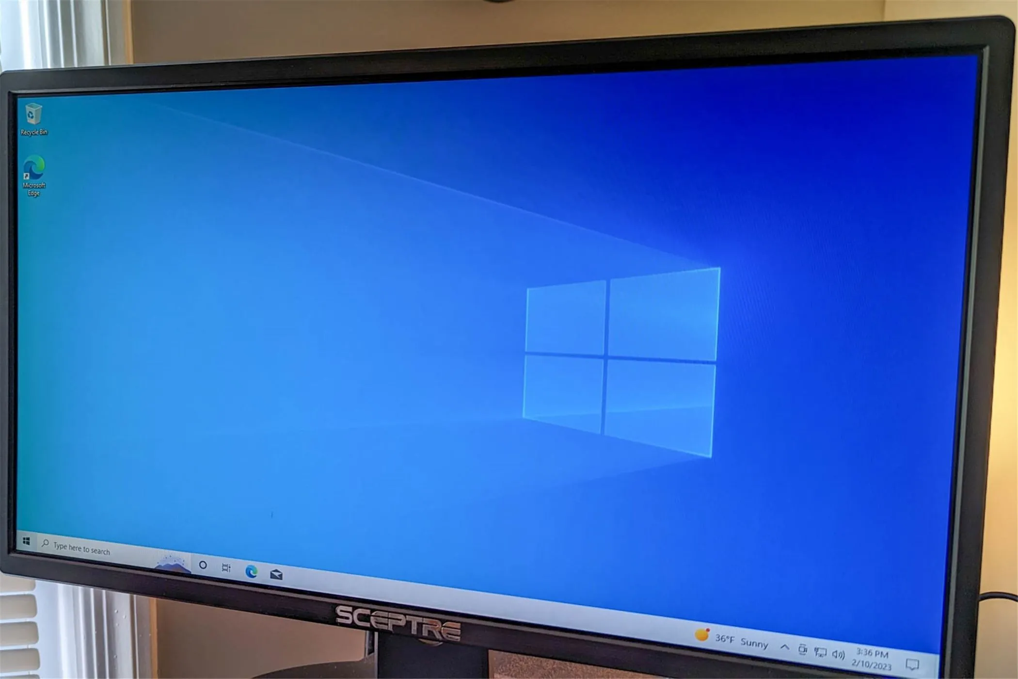 Máy tính Windows 10 với hình nền mặc định, minh họa một môi trường cần giám sát mạng bằng GlassWire.