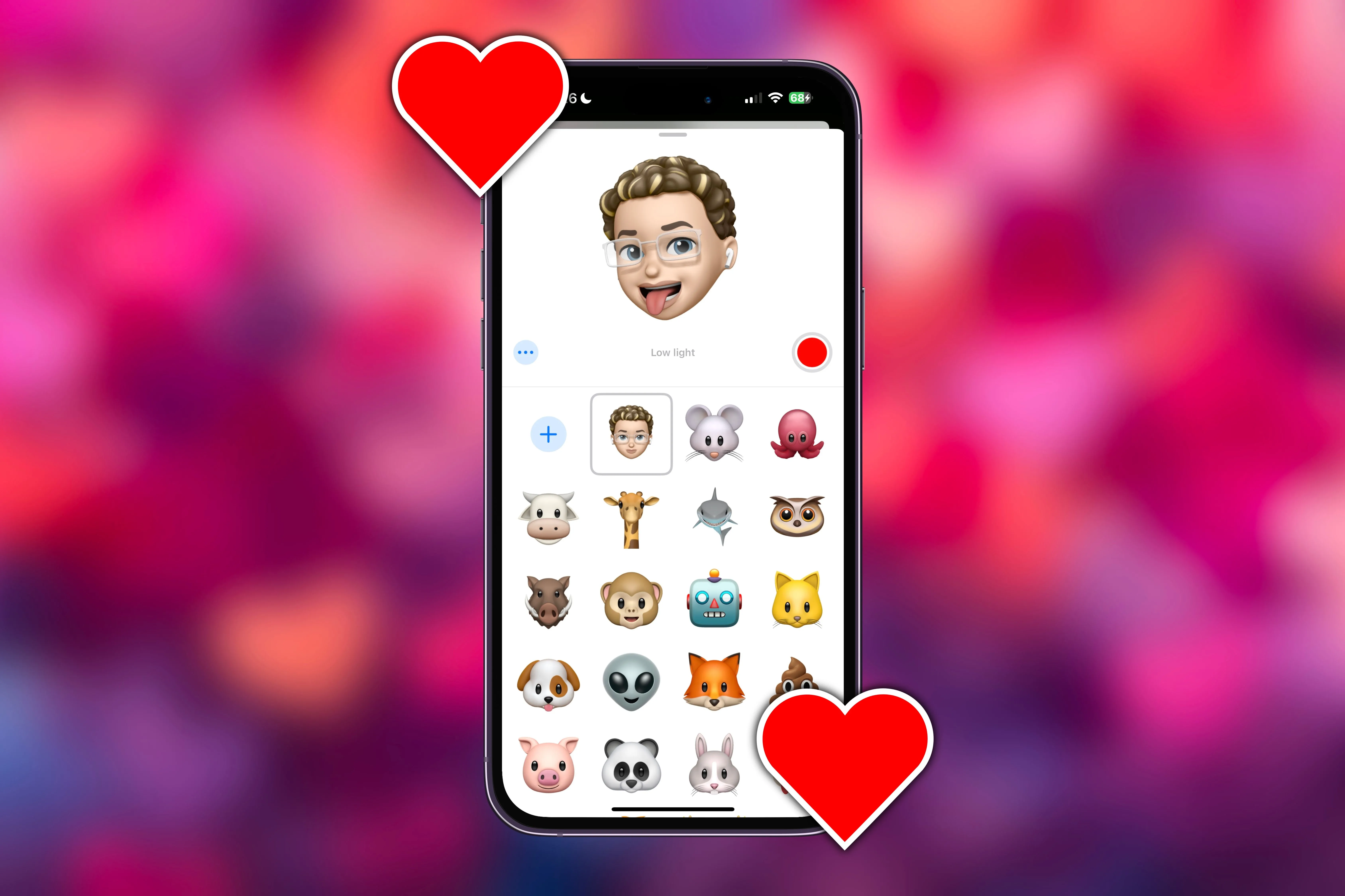 Một chiếc iPhone hiển thị giao diện tạo video Memoji trong iMessage, với hình ảnh biểu tượng Memoji thổi nụ hôn và trái tim xung quanh, minh họa cách gửi lời yêu thương qua video cá nhân hóa.