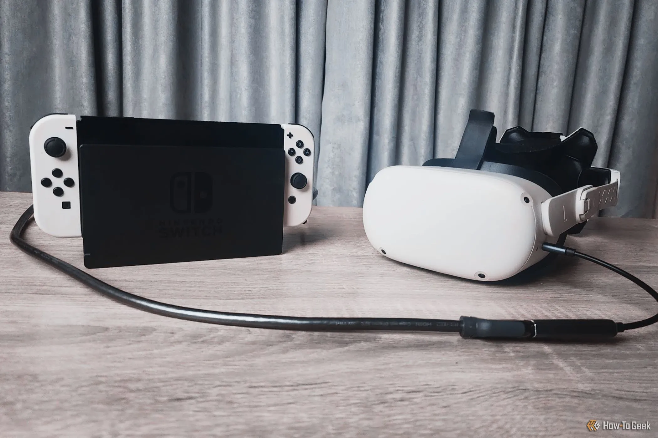 Một chiếc Nintendo Switch OLED đặt cạnh kính thực tế ảo Meta Quest 2, thể hiện sự đối lập giữa nền tảng game truyền thống và VR.
