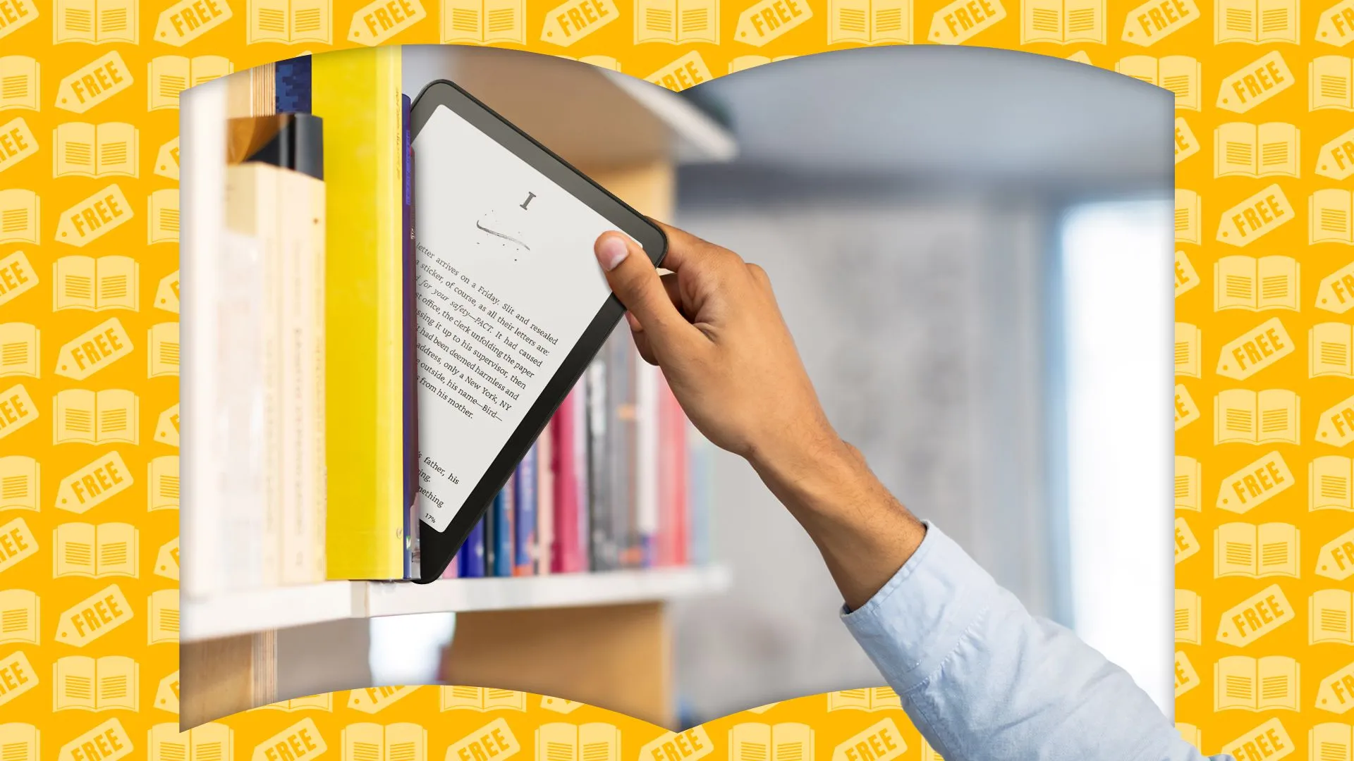 Một người đang lấy Kindle từ giá sách đầy sách