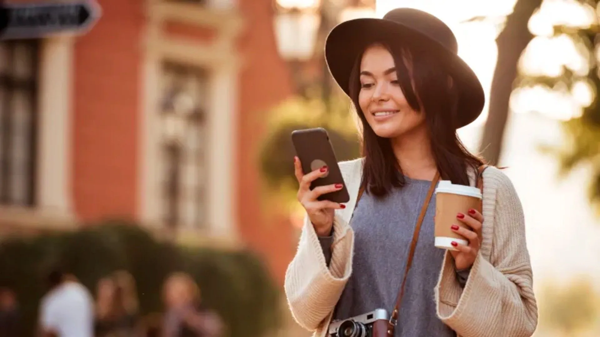 Một phụ nữ đang dùng điện thoại để hoàn thành khảo sát và nhiệm vụ trên Swagbucks, kiếm tiền tiện lợi
