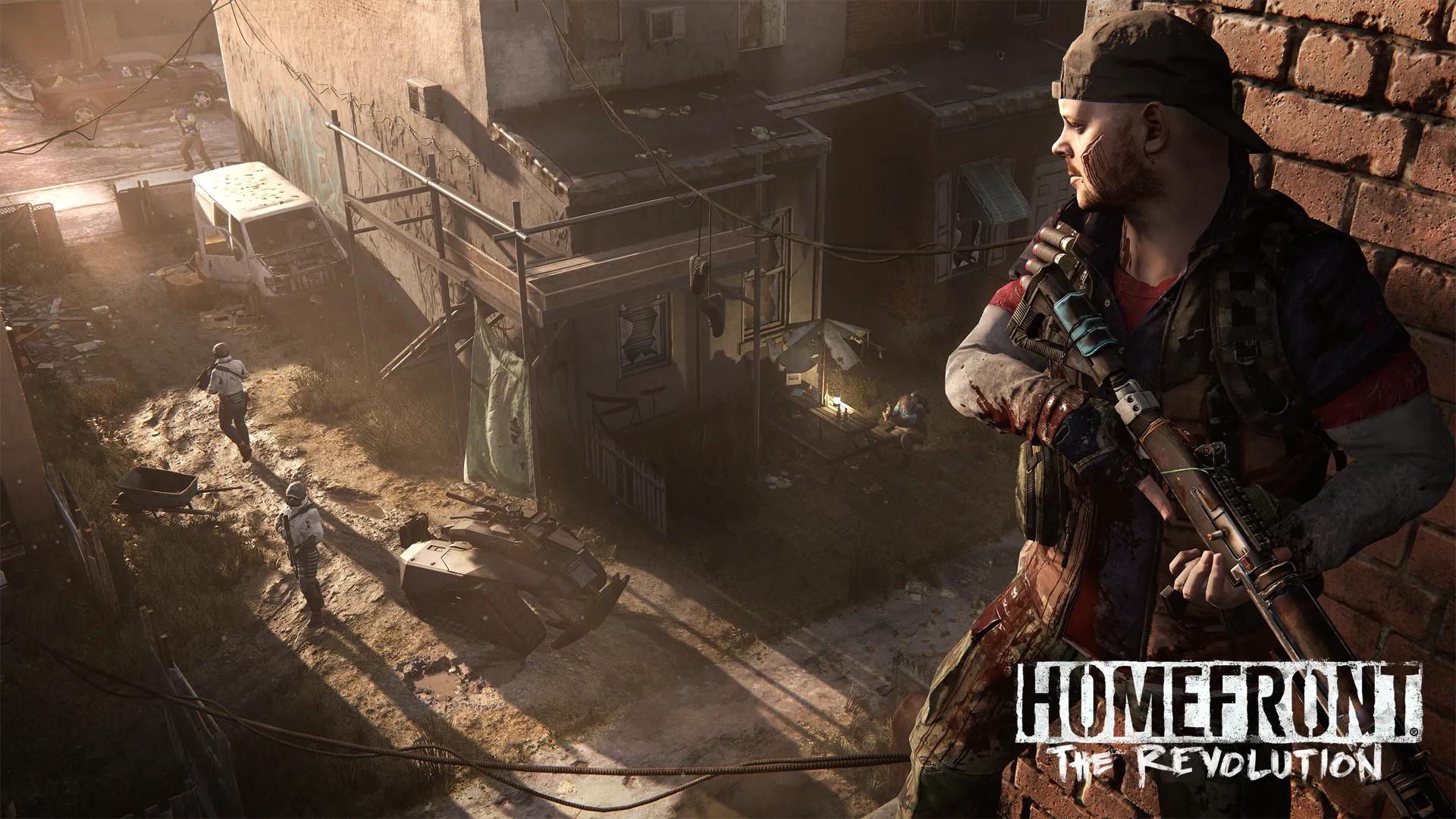 Một thành viên quân kháng chiến cầm súng và nhìn xuống kẻ địch trong Homefront The Revolution.