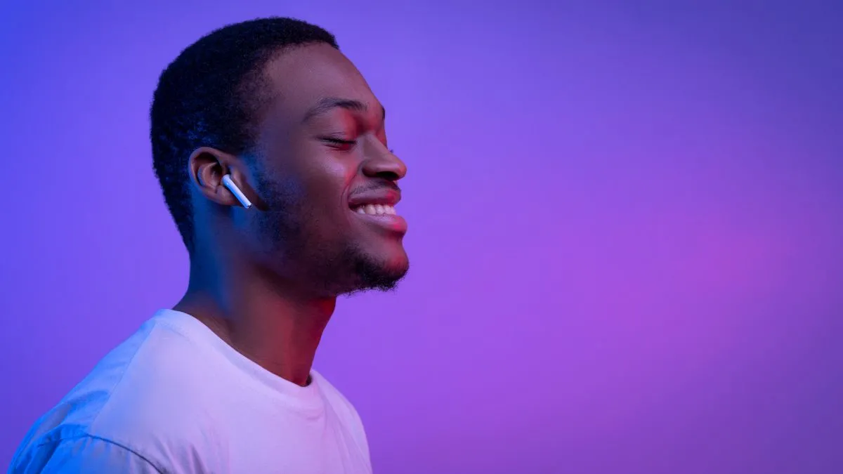 Người đàn ông thư giãn đeo Apple AirPods, minh họa phương pháp thiền tự định hướng không cần màn hình iPhone.