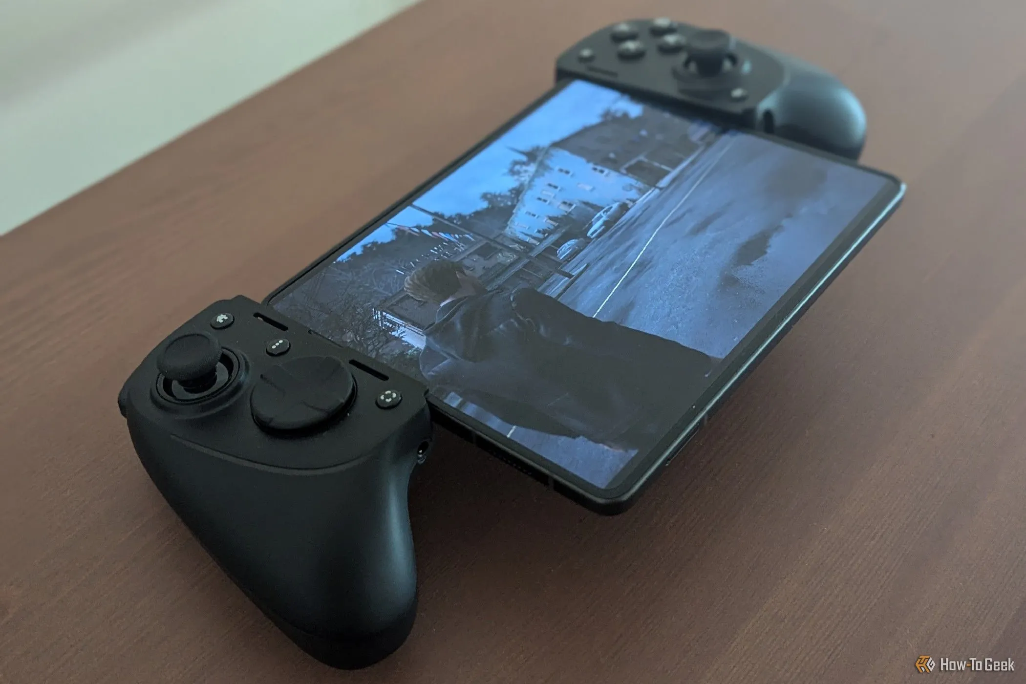 Người dùng trải nghiệm cloud gaming với Razer Kishi Ultra trên Galaxy Z Fold 5