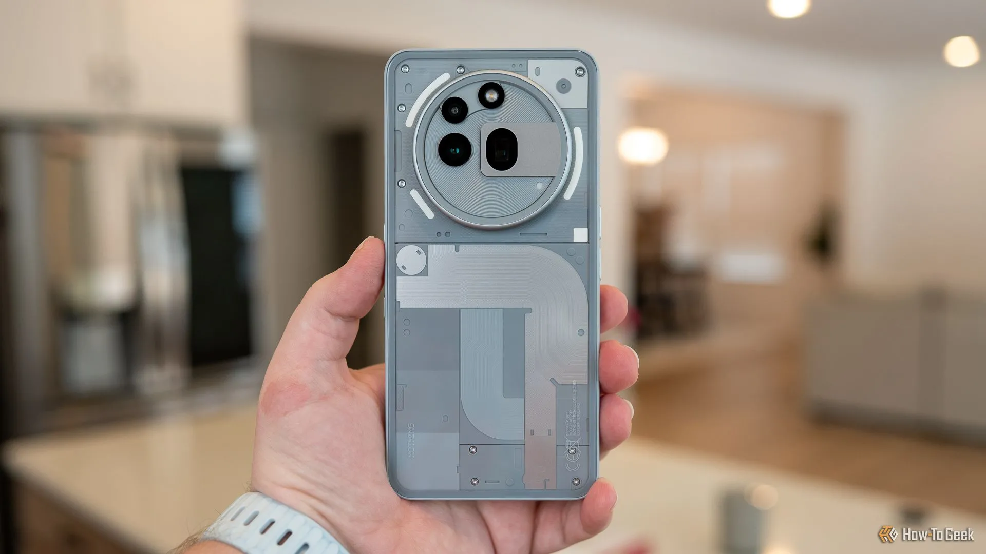 Người dùng trải nghiệm Nothing Phone (3a) Pro với màn hình sáng và thiết kế độc đáo