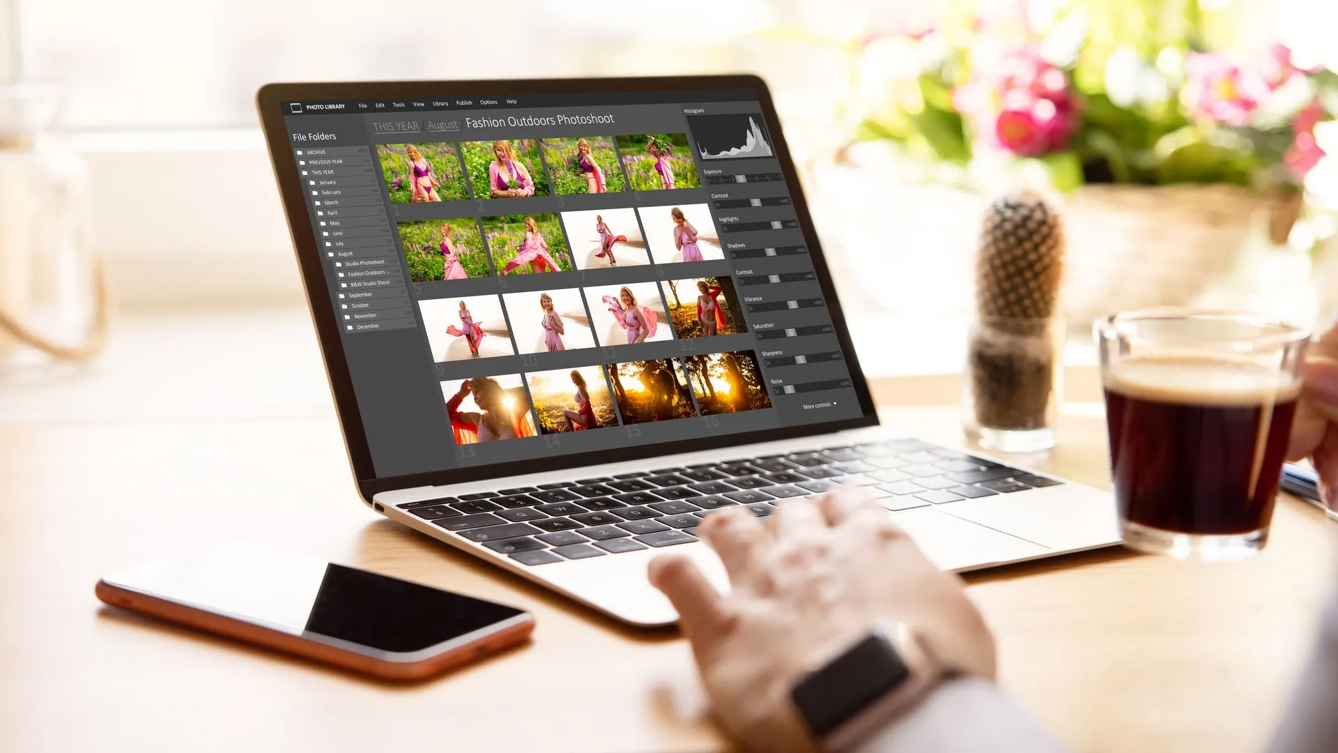 Người phụ nữ chỉnh sửa ảnh kỹ thuật số trên laptop, cho thấy lợi ích của việc sử dụng máy tính thay iPhone để có độ chính xác cao hơn.