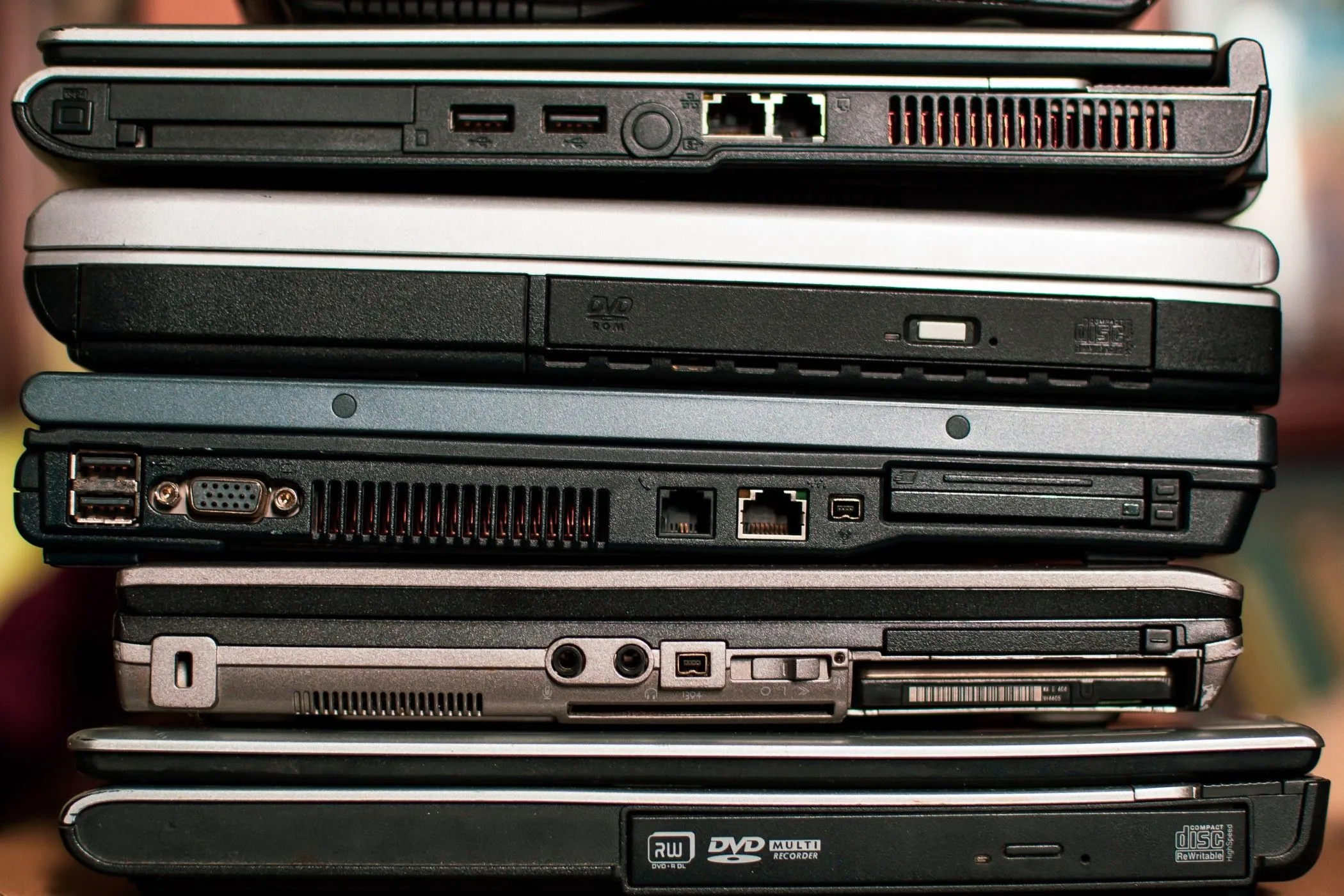 Những chiếc laptop cũ đã qua sử dụng, minh họa khả năng tái chế làm server headless
