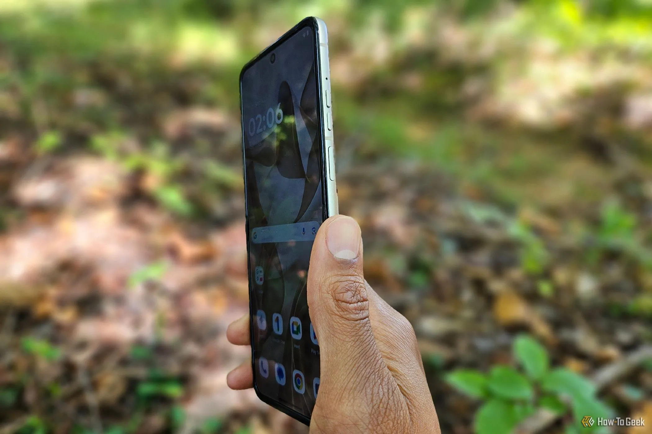 Nút âm lượng và nguồn được đặt trên cạnh bên của điện thoại Motorola Razr 2024, minh họa vị trí nút cao.