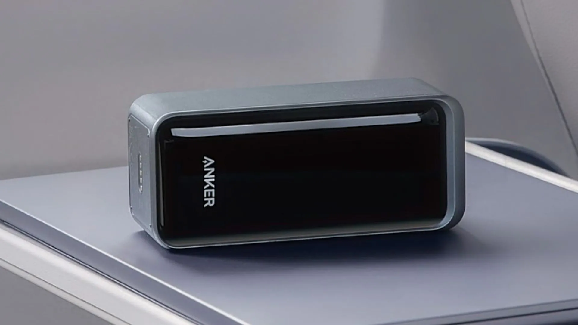 Pin dự phòng Anker Prime 20,000mAh đặt trên MacBook trên khay máy bay.