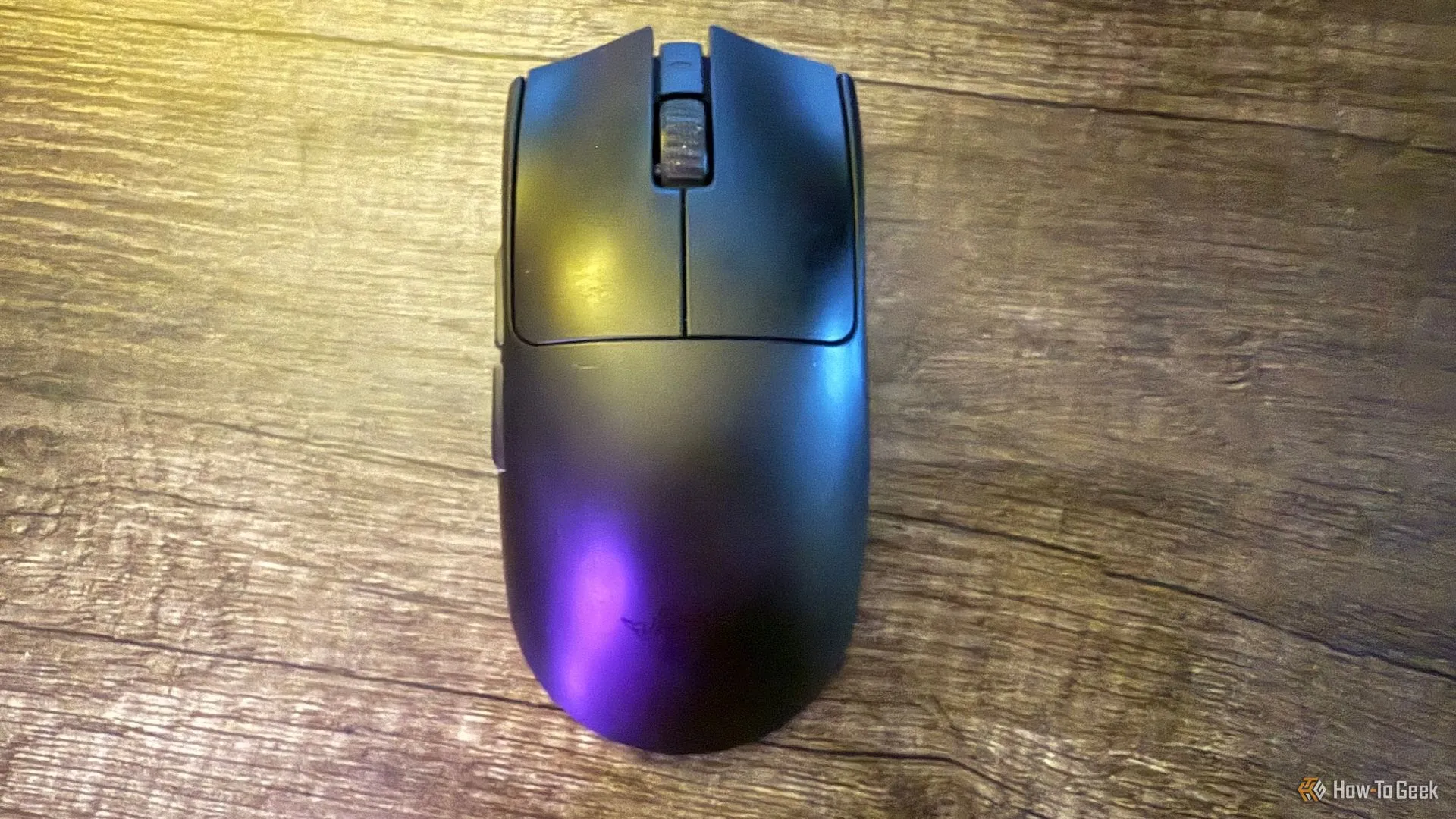 Razer Viper V3 Pro nhìn từ trên xuống, hiển thị thiết kế đối xứng và con lăn cuộn nhạy, với ánh sáng màu tím nhẹ.