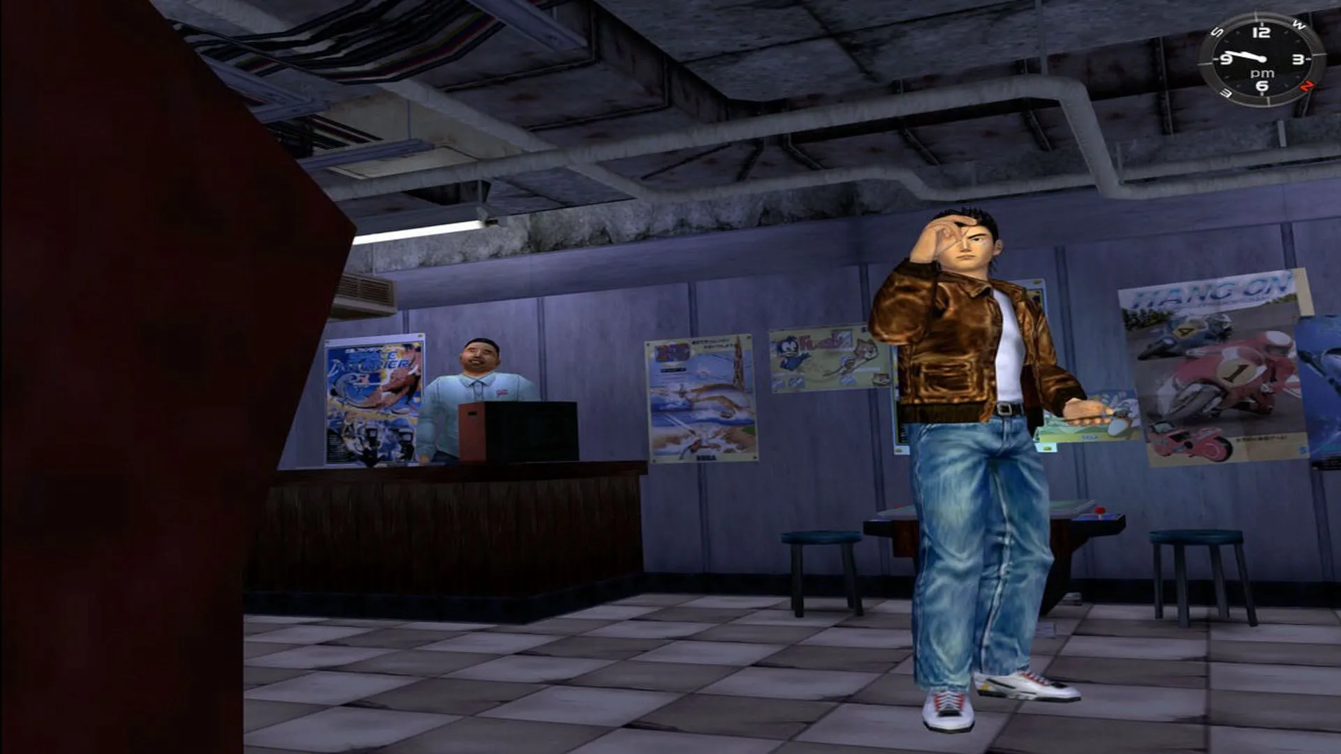 Ryo Hazuki chuẩn bị ném phi tiêu trong game Shenmue trên Sega Dreamcast.