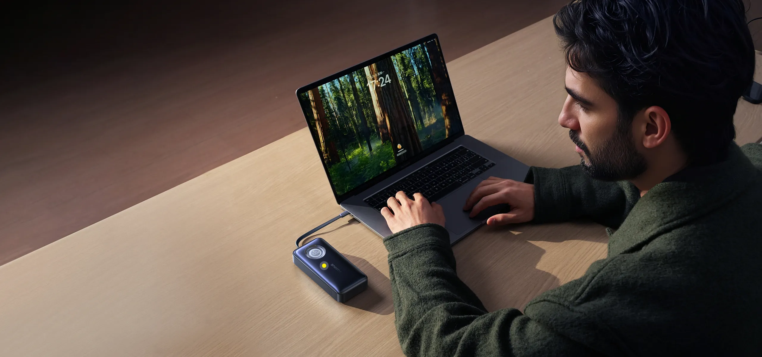Sạc dự phòng Baseus Enercore CR11 đang cung cấp năng lượng cho laptop qua cáp USB-C rút gọn