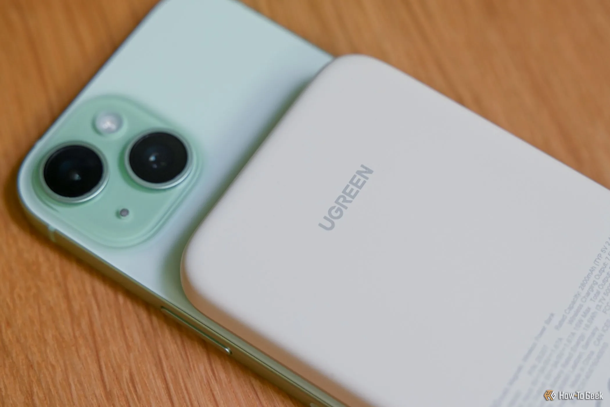 Sạc dự phòng không dây Ugreen 5,000mAh gắn nam châm trên iPhone.