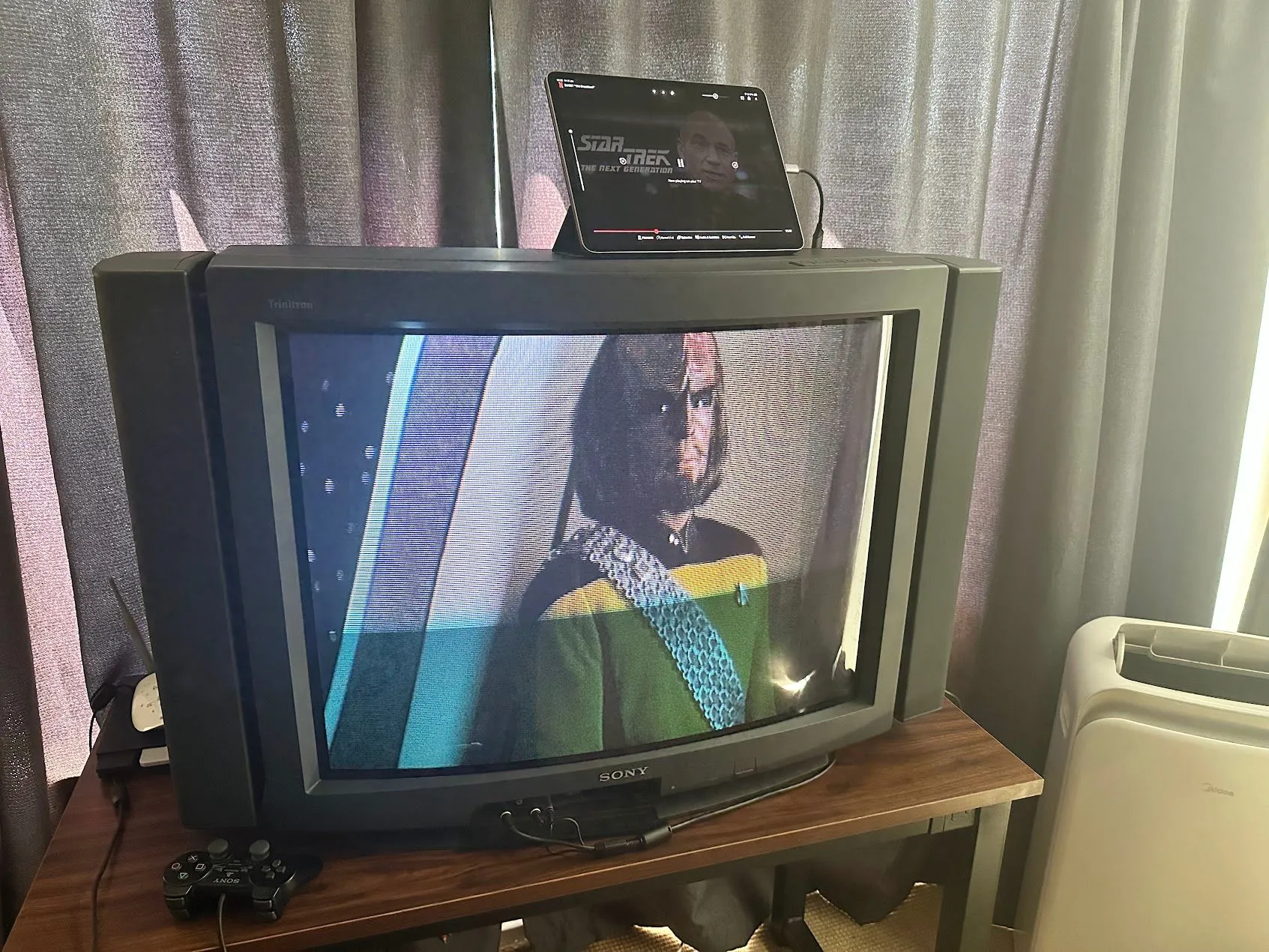 Star Trek trên TV CRT bằng iPad.