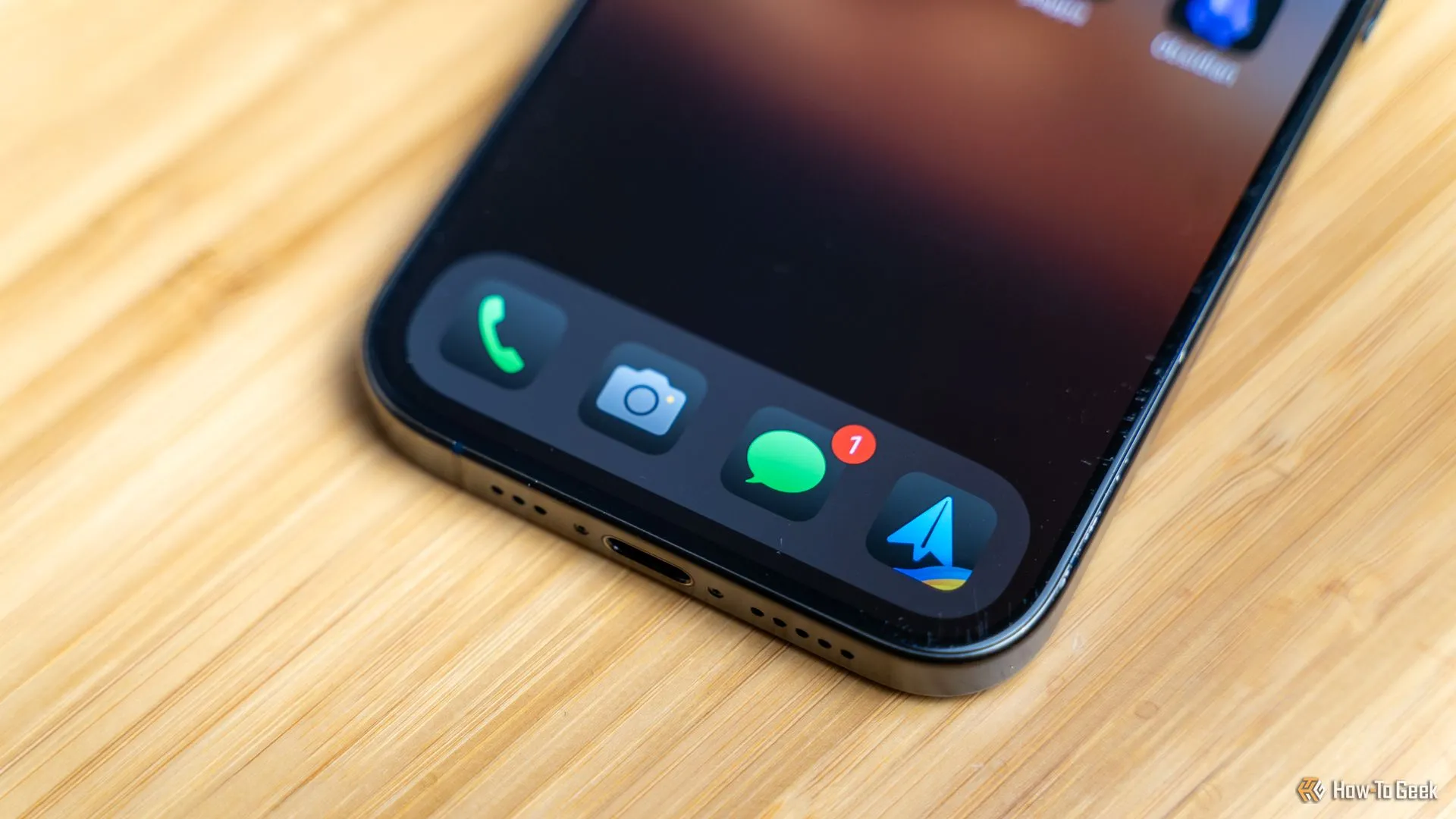 Thanh dock ứng dụng trên iPhone bao gồm biểu tượng điện thoại và tin nhắn, minh họa sự tiện lợi của Wi-Fi Calling khi sử dụng số hiện có.