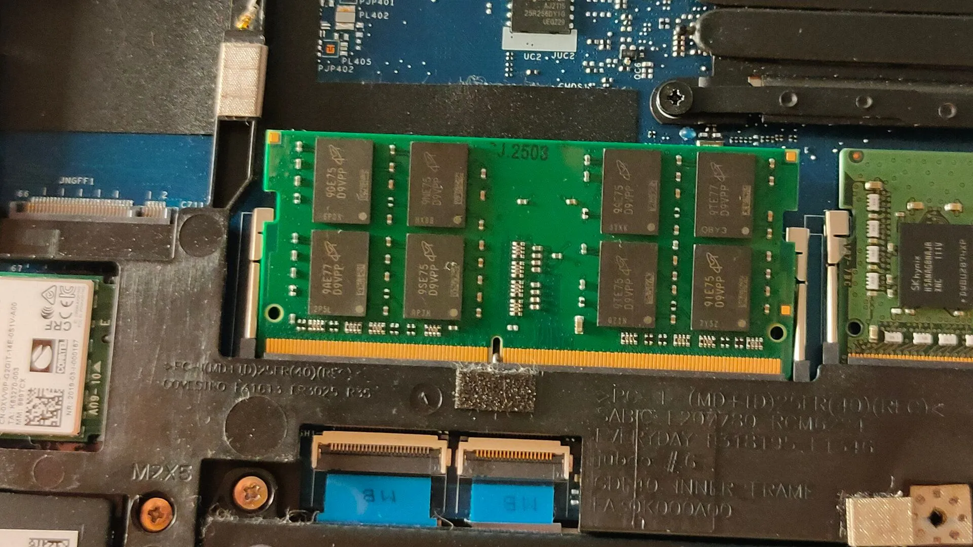 thanh RAM DDR4 gắn bên trong laptop